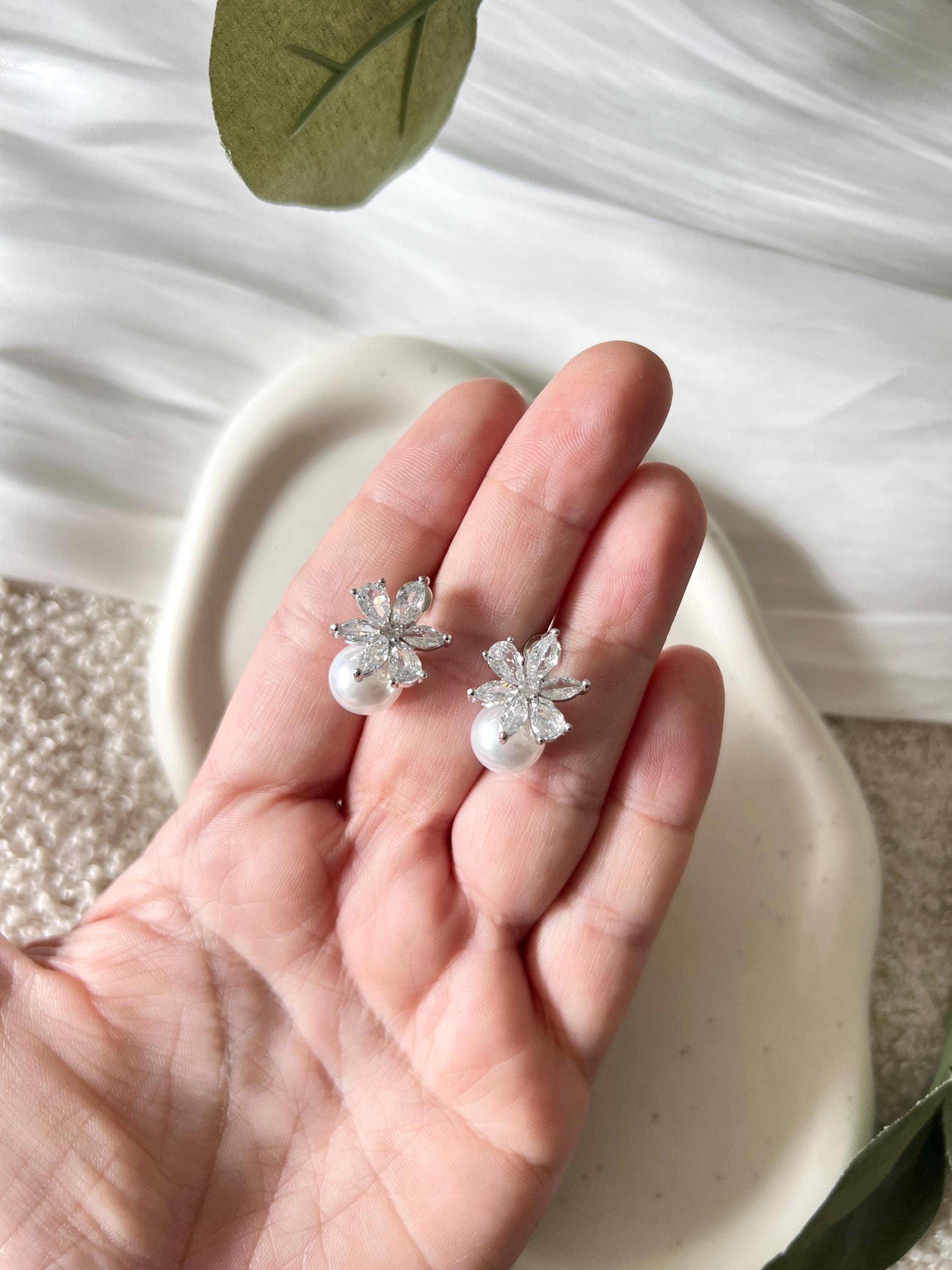 Perlenohrringe, Ohrstecker mit weißen Perlen, Silber, Blumen, Cubic Zirkonia Steine, funkelnde Ohrringe, Brautohrringe, Perlenschmuck, Braut, Brautschmuck, Hochzeit, Schmuck