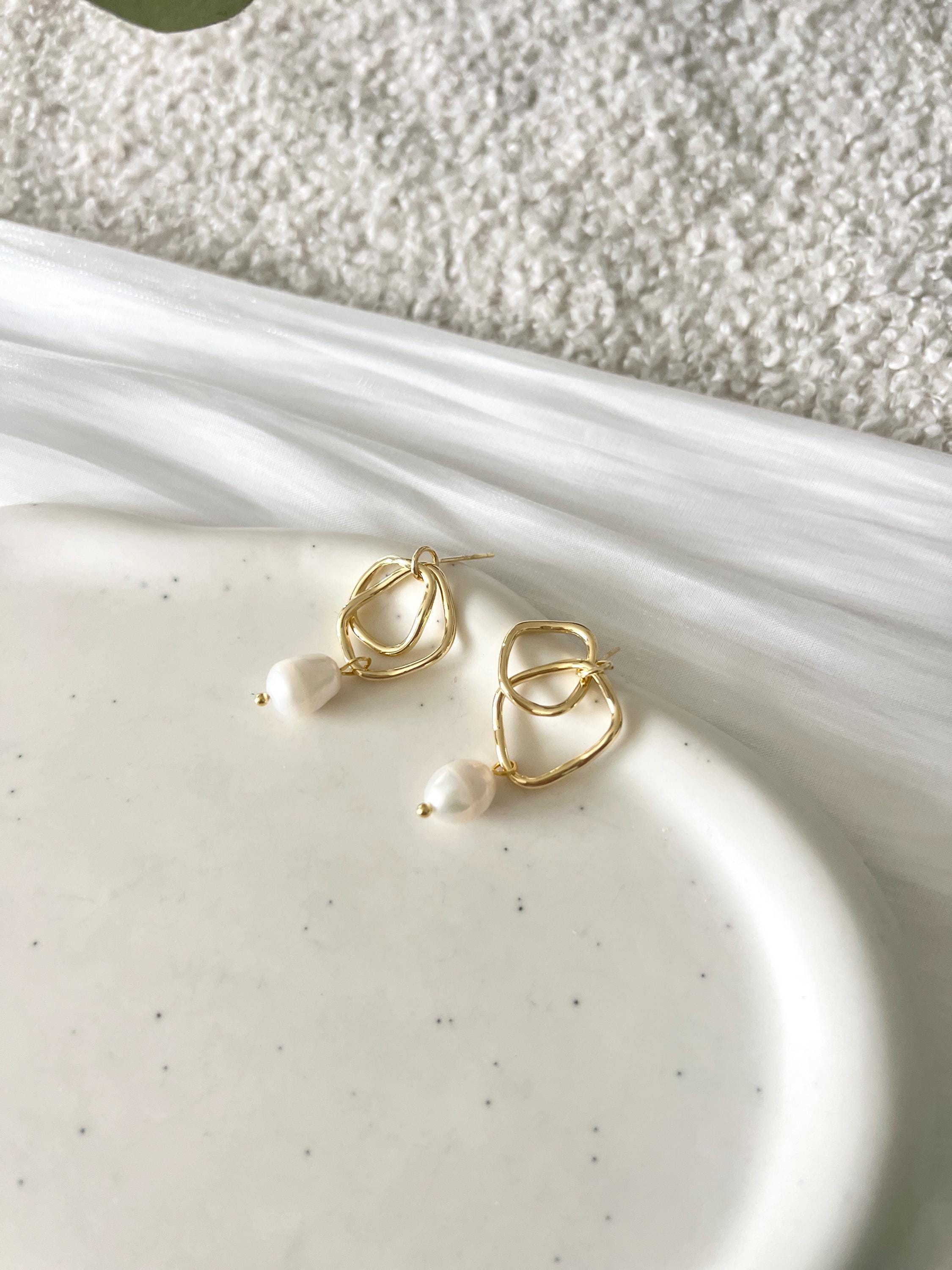 Perlenohrringe Braut, Gold, ovale Perlen, moderne Ohrstecker, elegante Ohrringe, geometrischer Brautschmuck, Brautohrringe, Schmuck Hochzeit