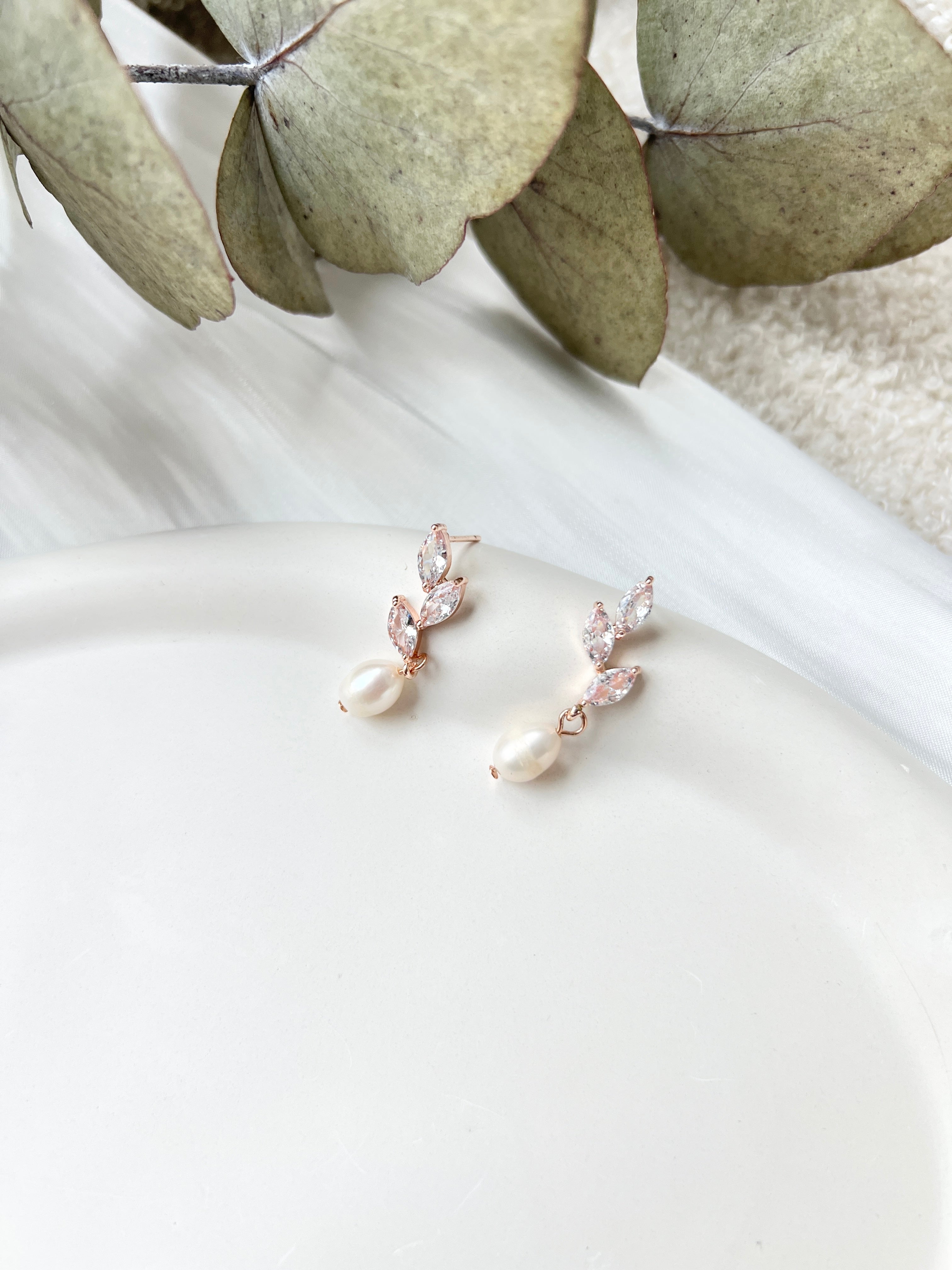 Ohrringe, Rosegold mit Perlenanhaenger und feinen Zirkonia-Steinen in Blaetterform,Ohrstecker fuer die Braut, Brautohrringe, eleganter Perlenschmuck, funkelnder Brautschmuck, Hochzeit Schmuck, Geschenk fuer Sie, Weihnachtsgeschenk Frauen, Damenschmuck, Hochzeitsschmuck, Brautjungfer oder Trauzeugin