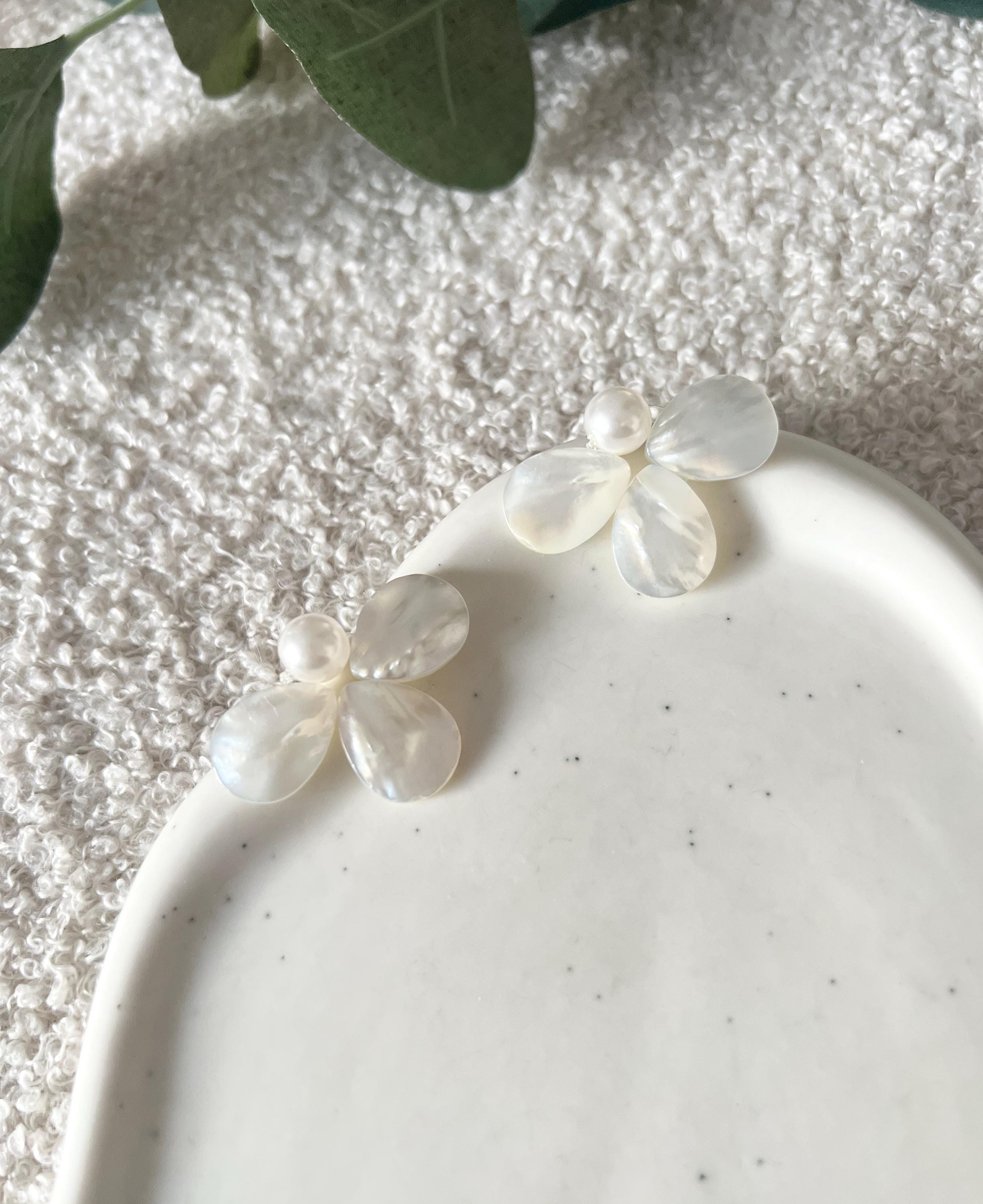 Ohrringe, weiß, große Brautohrringe, Perlmutt Blätter, Brautohrringe, Schmuck Hochzeit, Blütenohrringe, moderne Ohrstecker, Standesamt, Perlenschmuck, Perlenohrringe