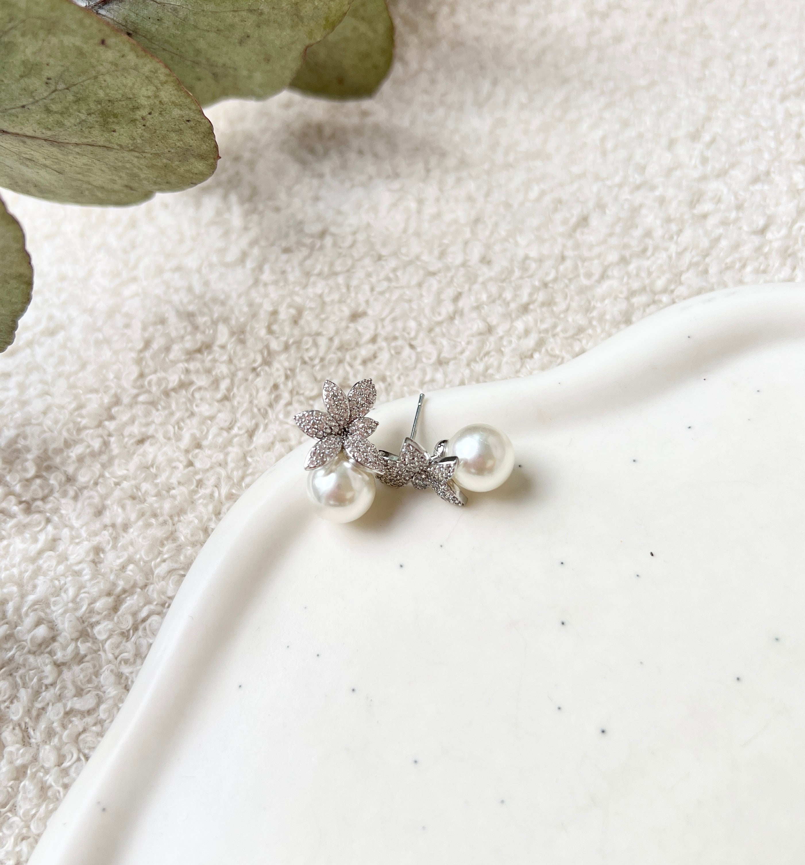 Feine Perlenohrstecker, weiße Perlen und glaenzende Blaetter mit zarten Strasssteinen, Brautohrstecker, hochwertige Brautohrringe, Standesamtlook, Geschenk fuer Sie, Schmuck Hochzeit, Brautschmuck, Weihnachtsgeschenk, Damenschmuck