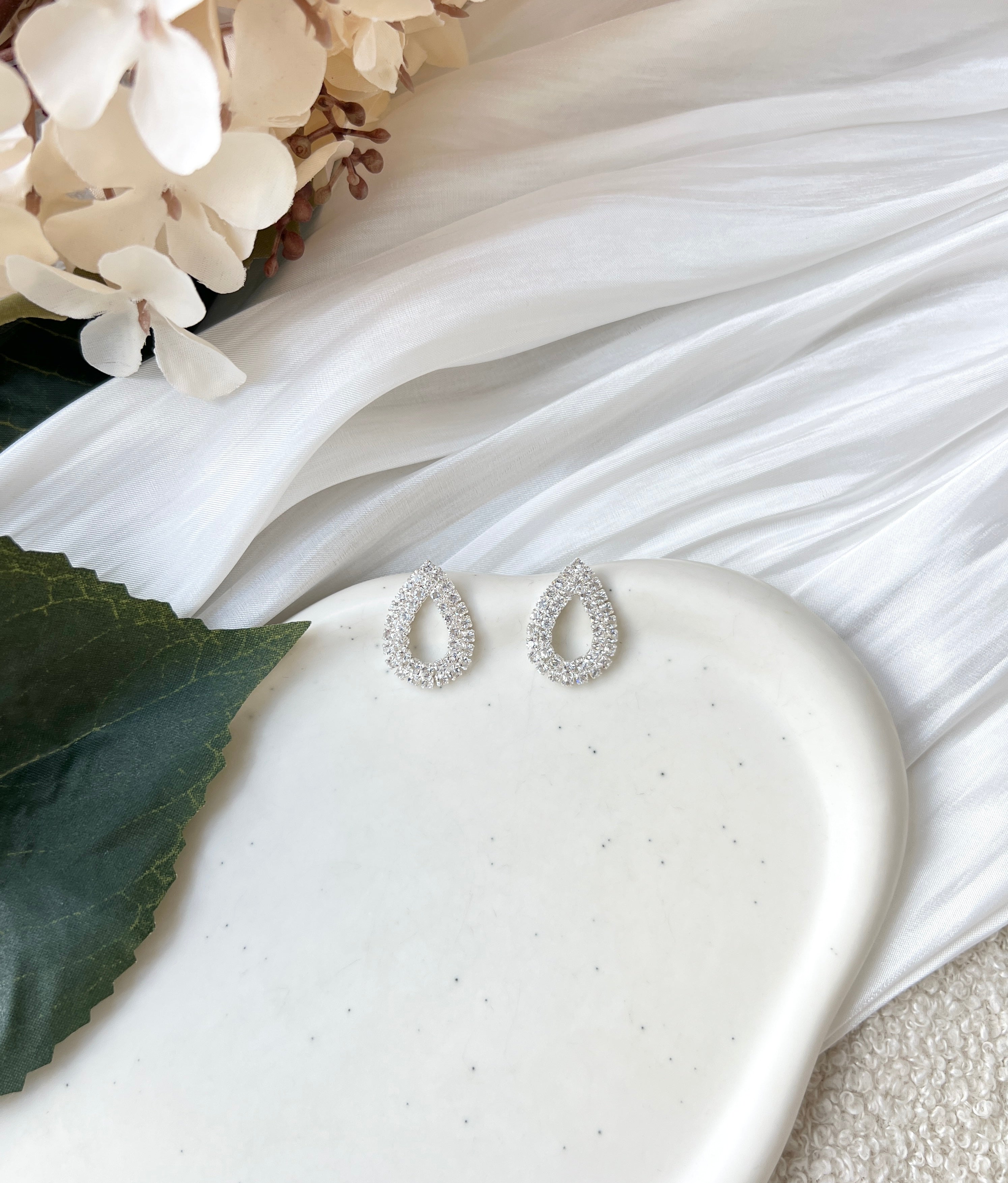 Feine Ohrstecker, silberne Brautohrringe, Strasssteine, hochwertiger Brautschmuck, elegante Ohrringe, glaenzender Schmuck, Hochzeitsschmuck, Tropfenform, Geschenk fuer Sie, Damenschmuck, Geburtstagsgeschenk, Standesamtlook, Weddinginspiration, Bridalinspo