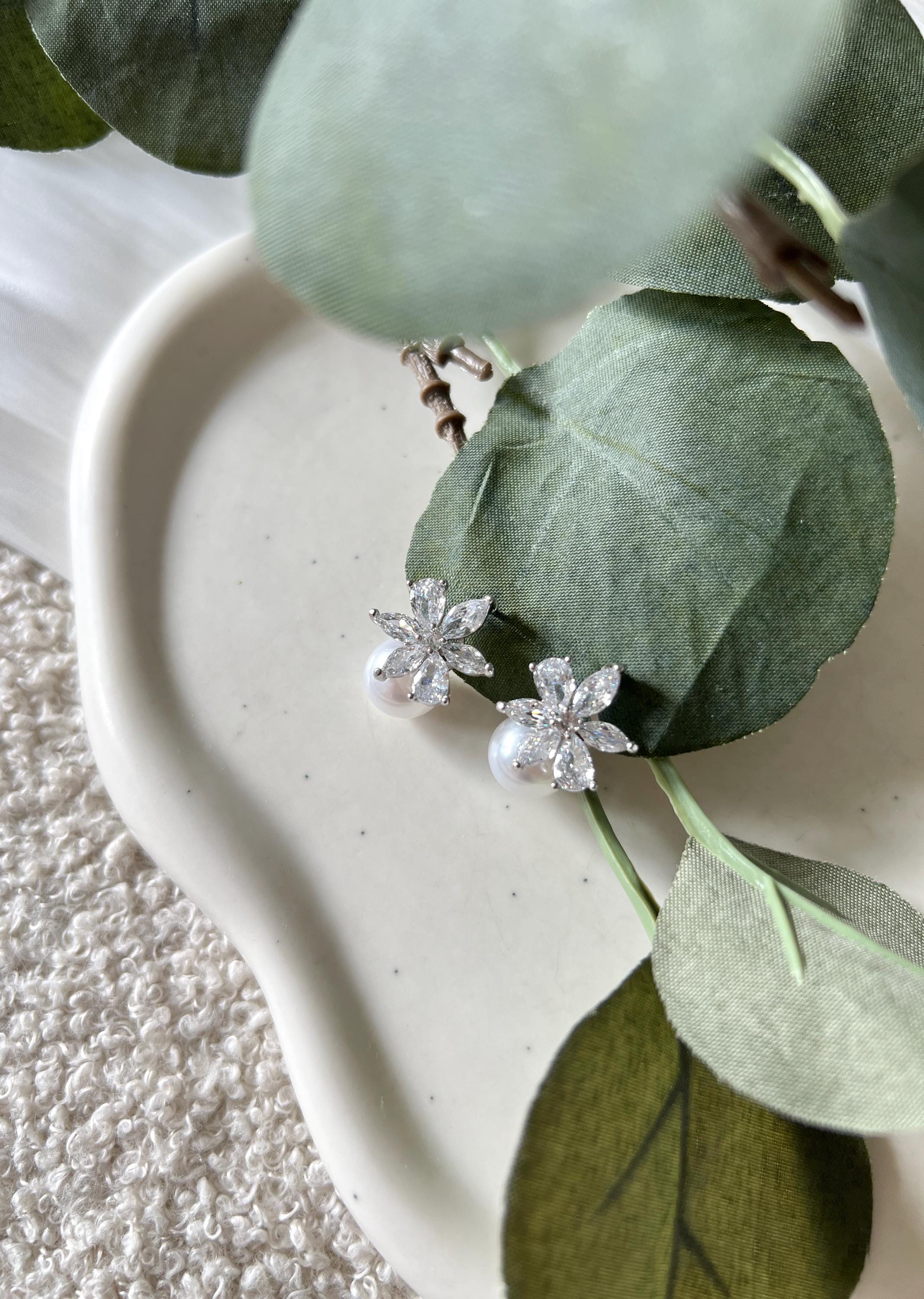 Perlenohrringe, Ohrstecker mit weißen Perlen, Silber, Blumen, Cubic Zirkonia Steine, funkelnde Ohrringe, Brautohrringe, Perlenschmuck, Braut, Brautschmuck, Hochzeit, Schmuck