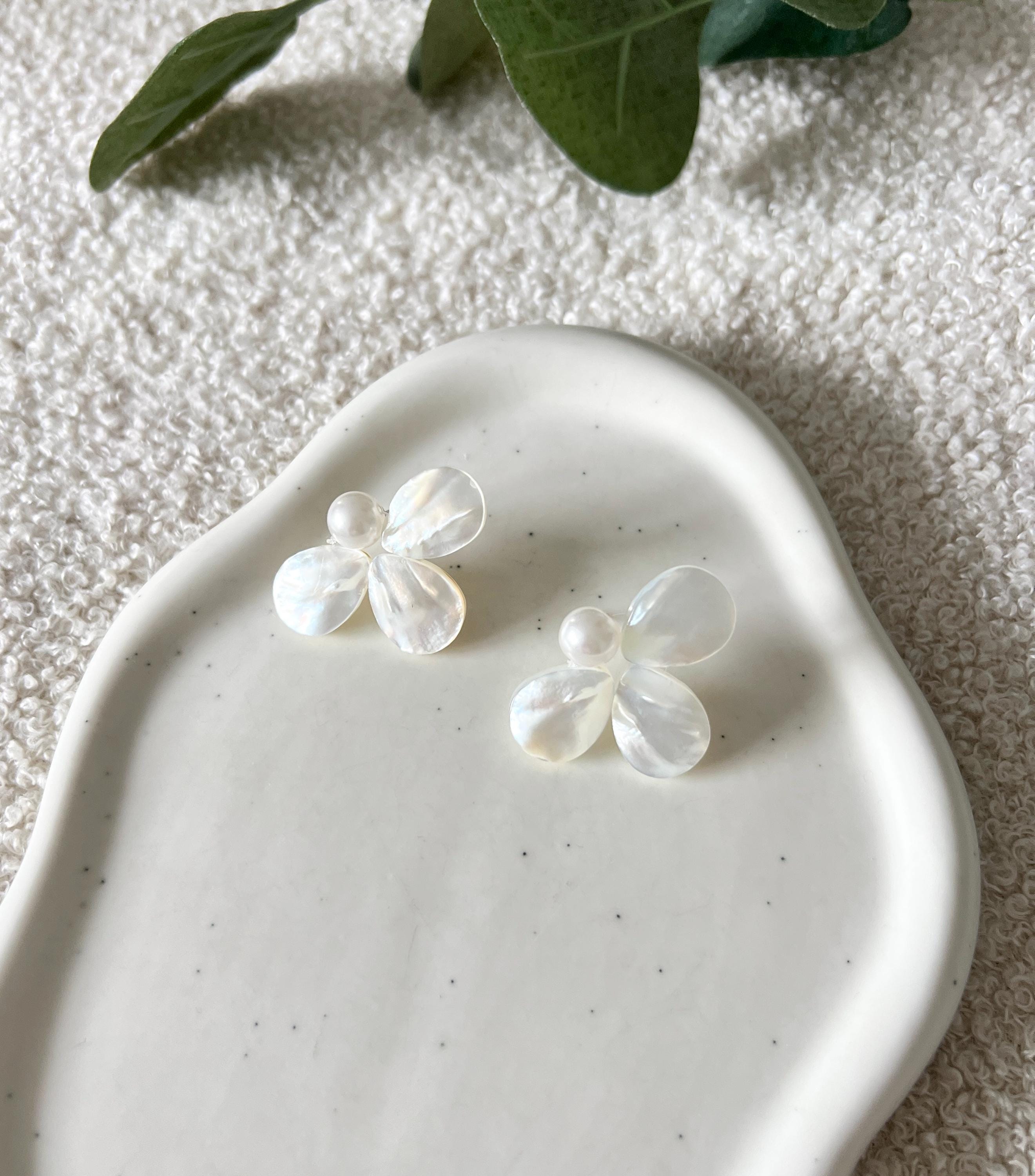 Ohrringe, weiß, große Brautohrringe, Perlmutt Blätter, Brautohrringe, Schmuck Hochzeit, Blütenohrringe, moderne Ohrstecker, Standesamt, Perlenschmuck, Perlenohrringe