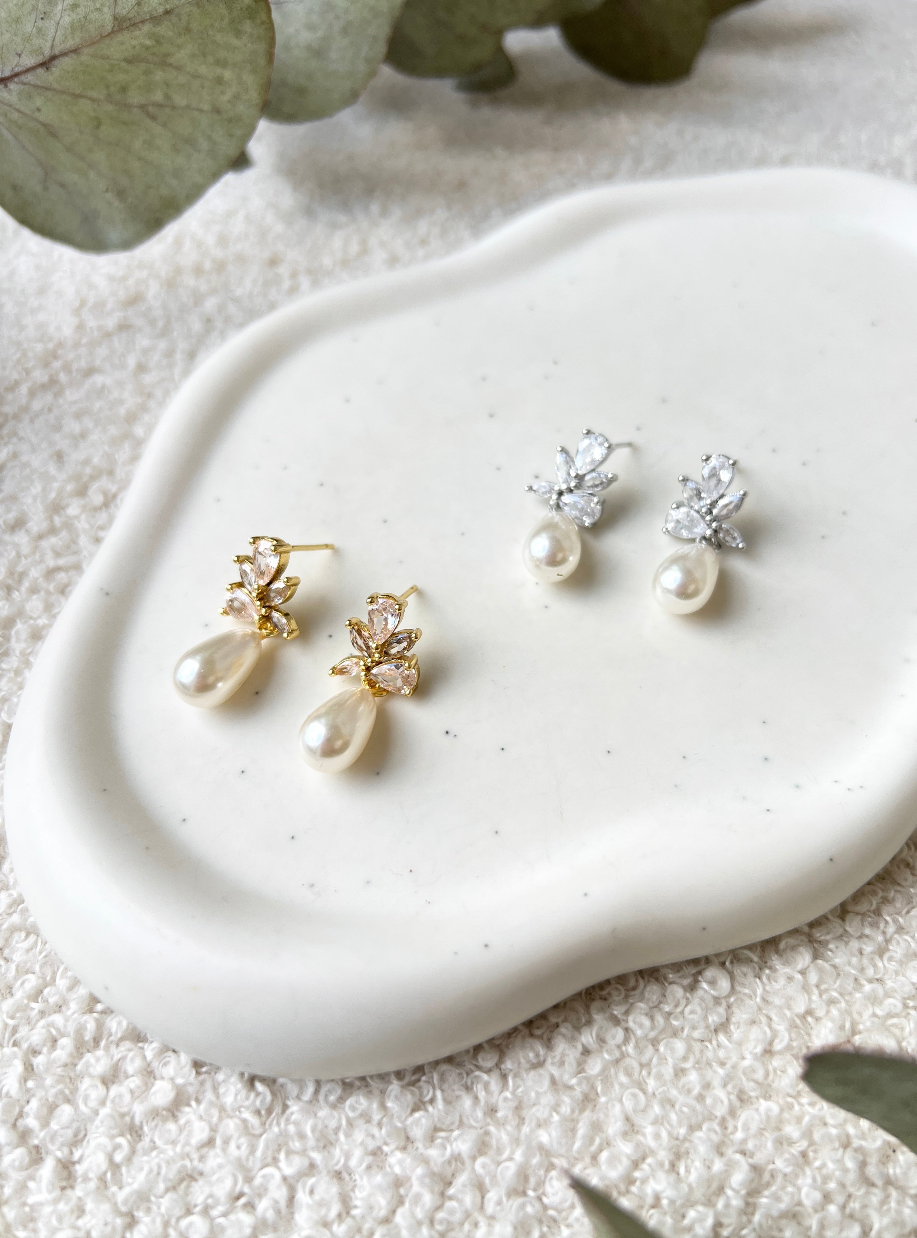 Perlenohrringe, Silber oder Gold, glänzende Ohrringe, Brautohrringe, funkelnde Ohrstecker, Brautschmuck, Schmuck für die Hochzeit