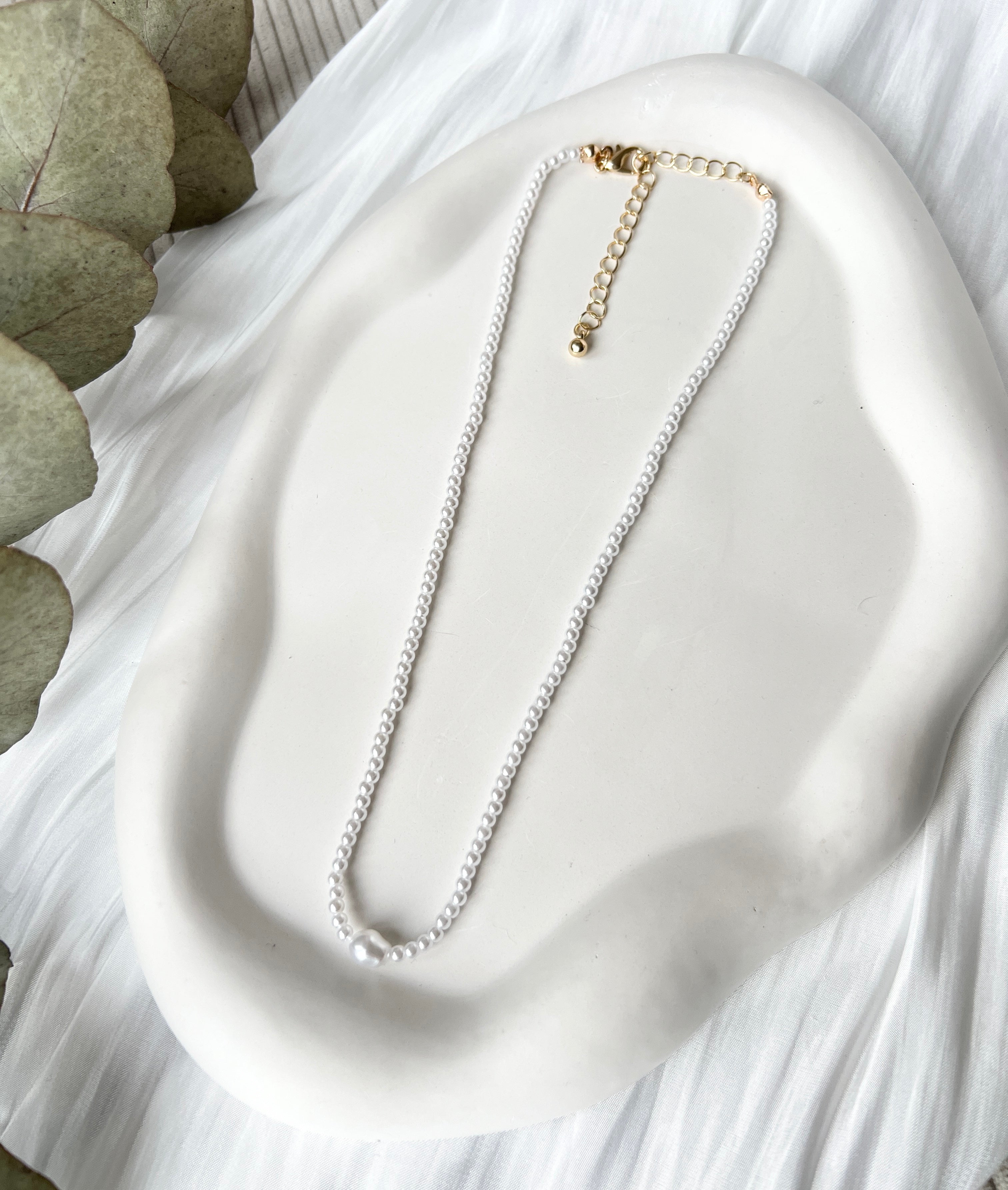 Perlenhalskette, weiße feine Kunstperlen, zarte kurze Halskette, goldene Verschlussdetails, Brautschmuck, glänzende klassische Brauthalskette, Geschenk für Sie, moderner cleaner Standesamtlook, Brautlook, Weddinginspiration, Perlenkette