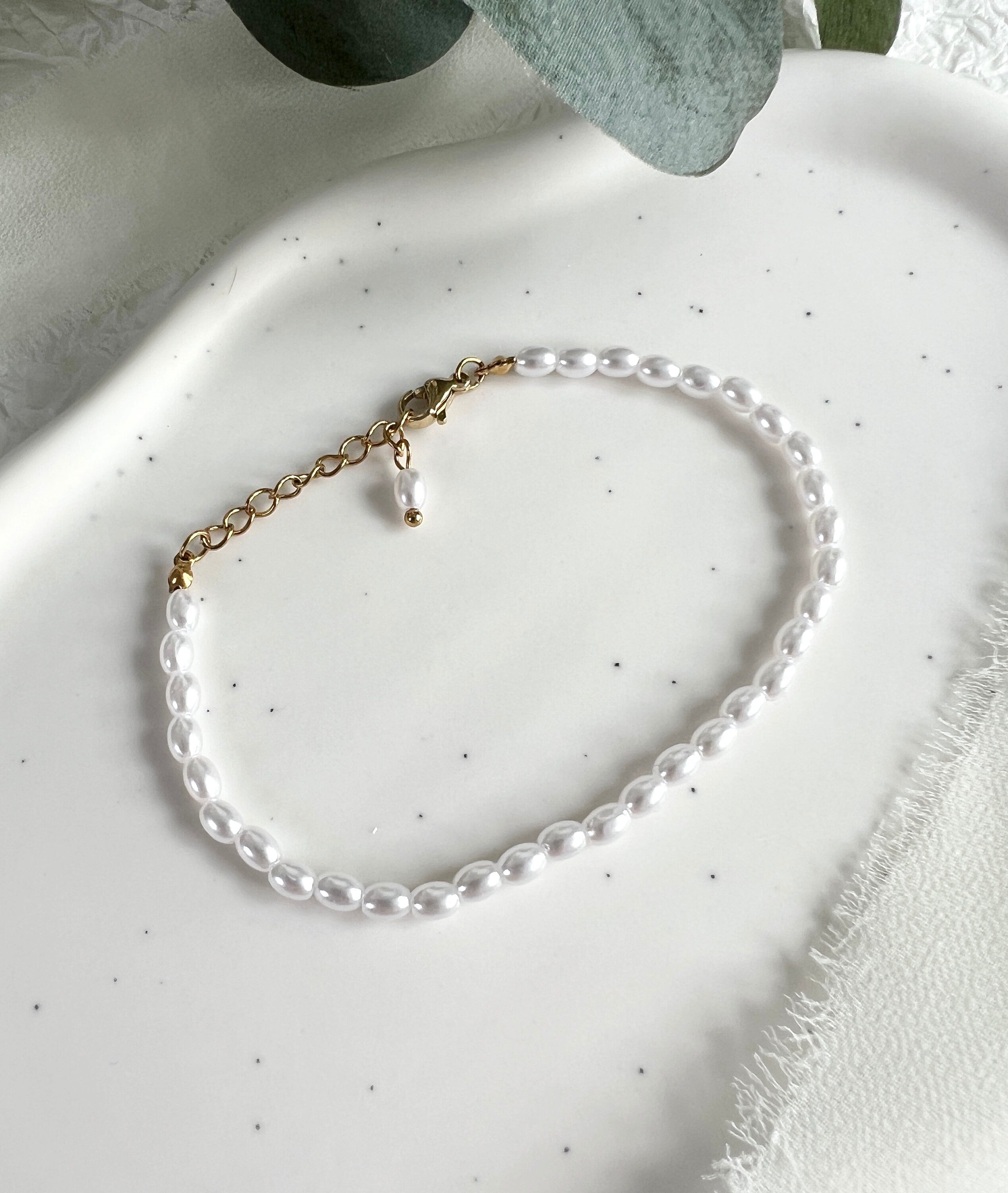 Perlenarmband mit weißen Perlen und goldenen Verschluss-Details, Perlenschmuck, elegantes Armband für die Braut, moderner Brautschmuck, Edelstahl, verstellbar, Geschenk fuer Sie, Weihnachtsgeschenk, Brautjungfer, Schmuckblüte