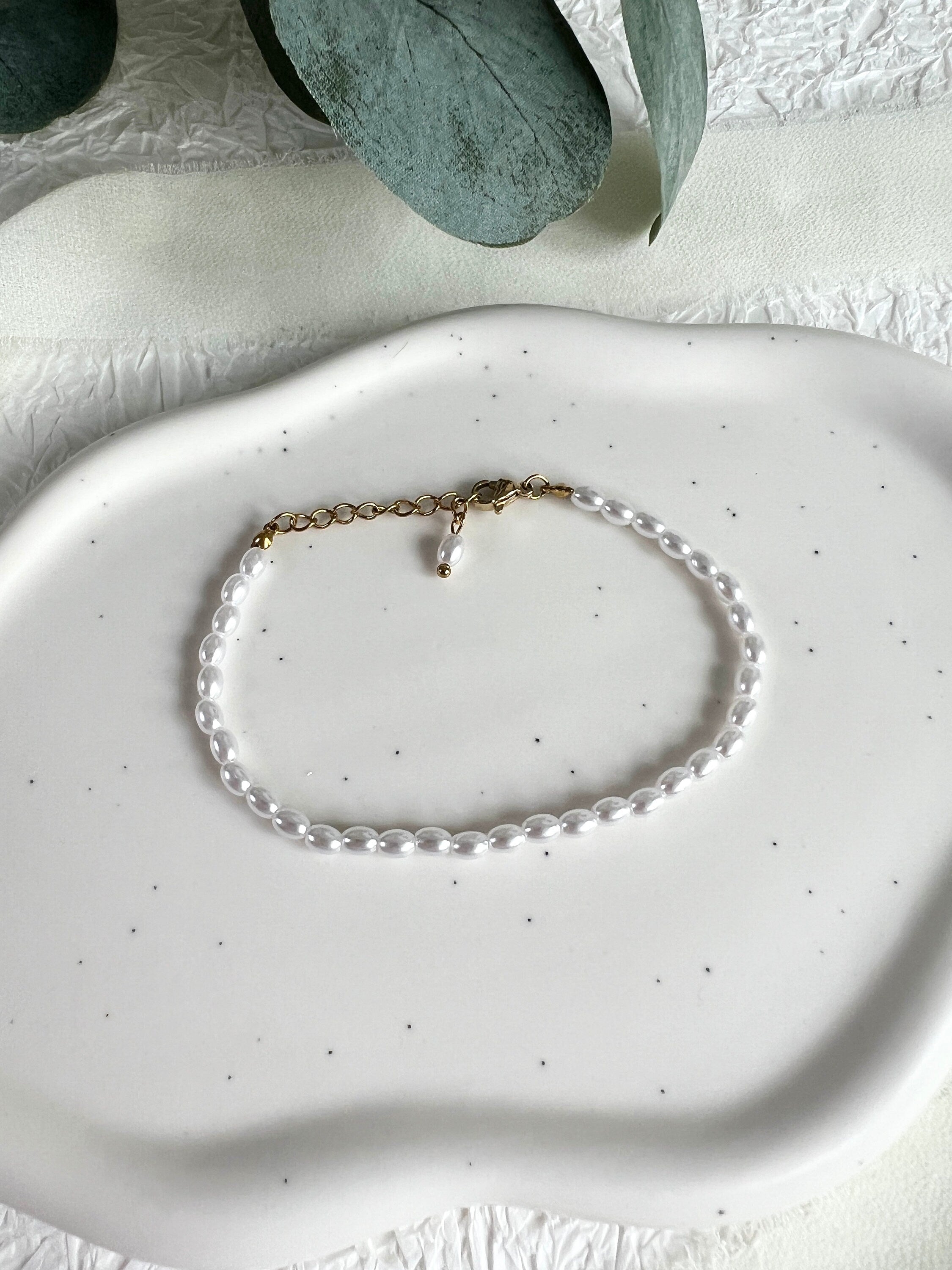 Perlenarmband mit weißen Perlen und goldenen Verschluss-Details, Perlenschmuck, elegantes Armband für die Braut, moderner Brautschmuck, Edelstahl, verstellbar, Geschenk fuer Sie, Weihnachtsgeschenk, Brautjungfer, Schmuckblüte