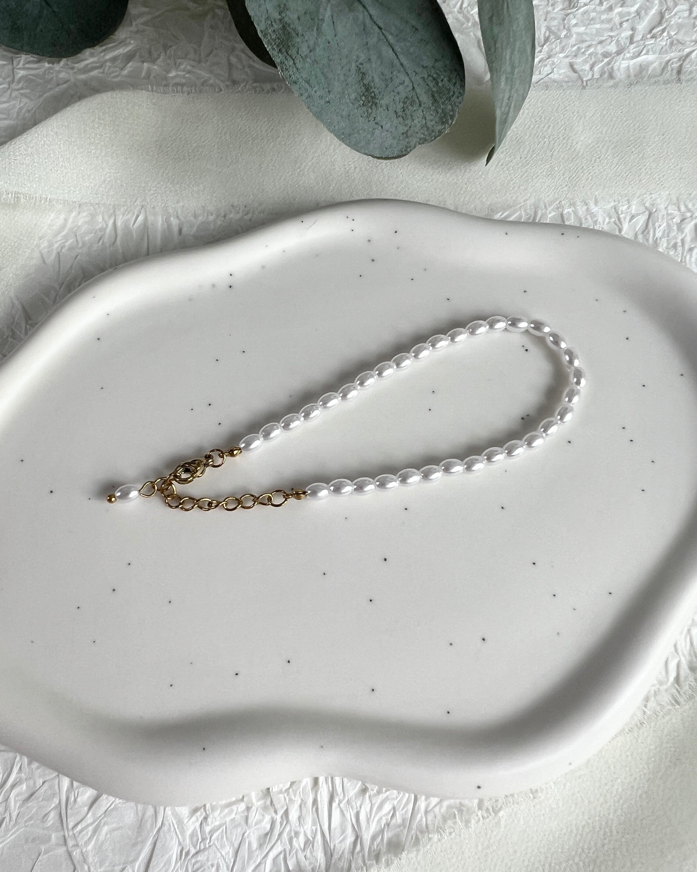 Perlenarmband mit weißen Perlen und goldenen Verschluss-Details, Perlenschmuck, elegantes Armband für die Braut, moderner Brautschmuck, Edelstahl, verstellbar, Geschenk fuer Sie, Weihnachtsgeschenk, Brautjungfer, Schmuckblüte