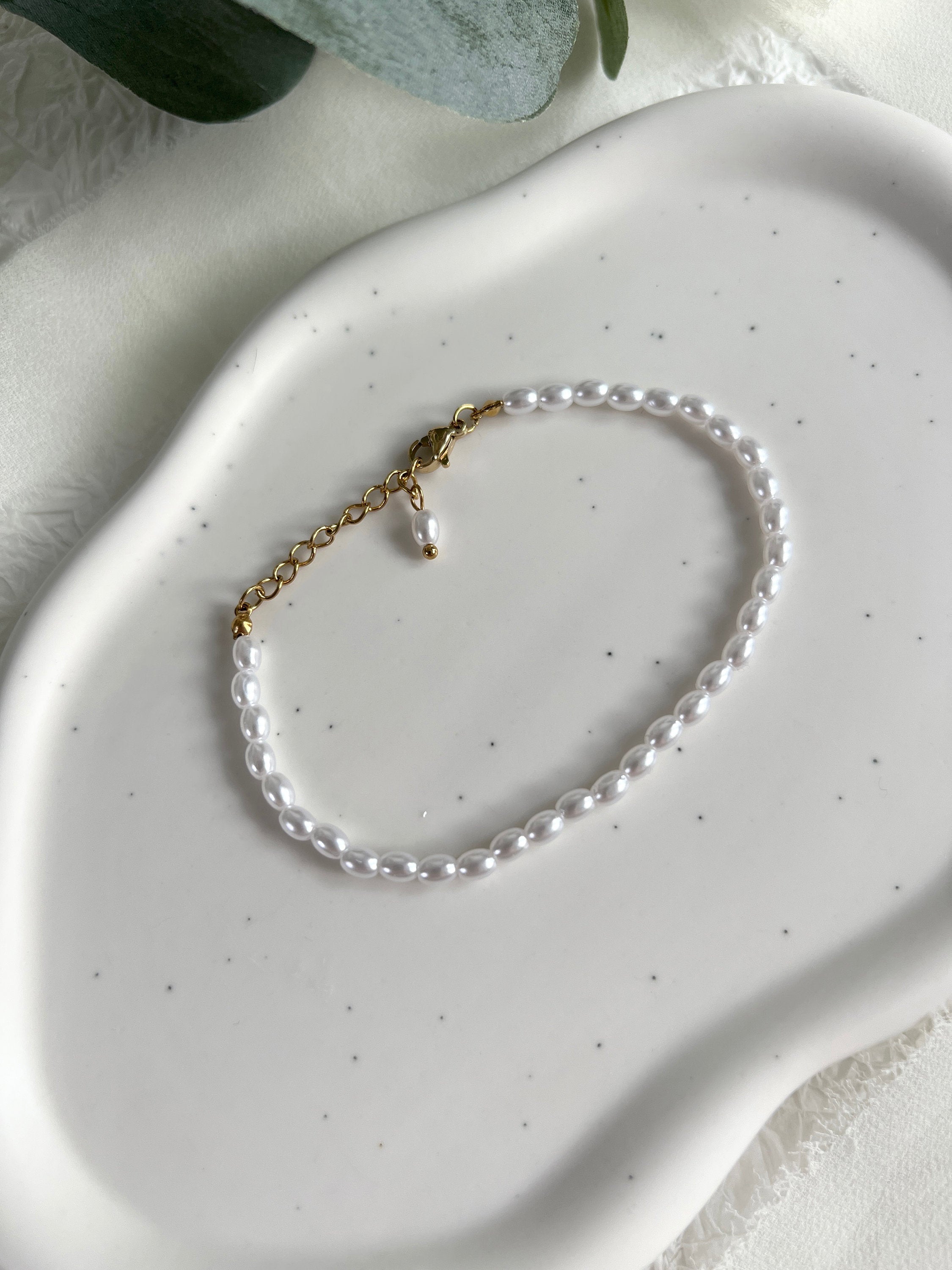 Perlenarmband mit weißen Perlen und goldenen Verschluss-Details, Perlenschmuck, elegantes Armband für die Braut, moderner Brautschmuck, Edelstahl, verstellbar, Geschenk fuer Sie, Weihnachtsgeschenk, Brautjungfer, Schmuckblüte