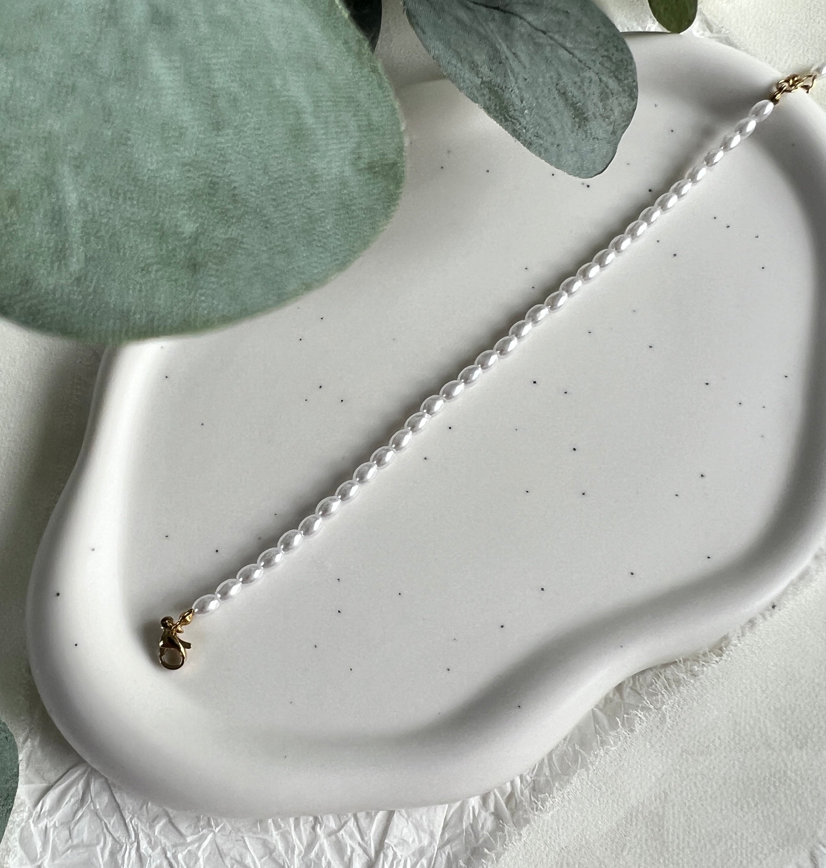 Perlenarmband mit weißen Perlen und goldenen Verschluss-Details, Perlenschmuck, elegantes Armband für die Braut, moderner Brautschmuck, Edelstahl, verstellbar, Geschenk fuer Sie, Weihnachtsgeschenk, Brautjungfer, Schmuckblüte