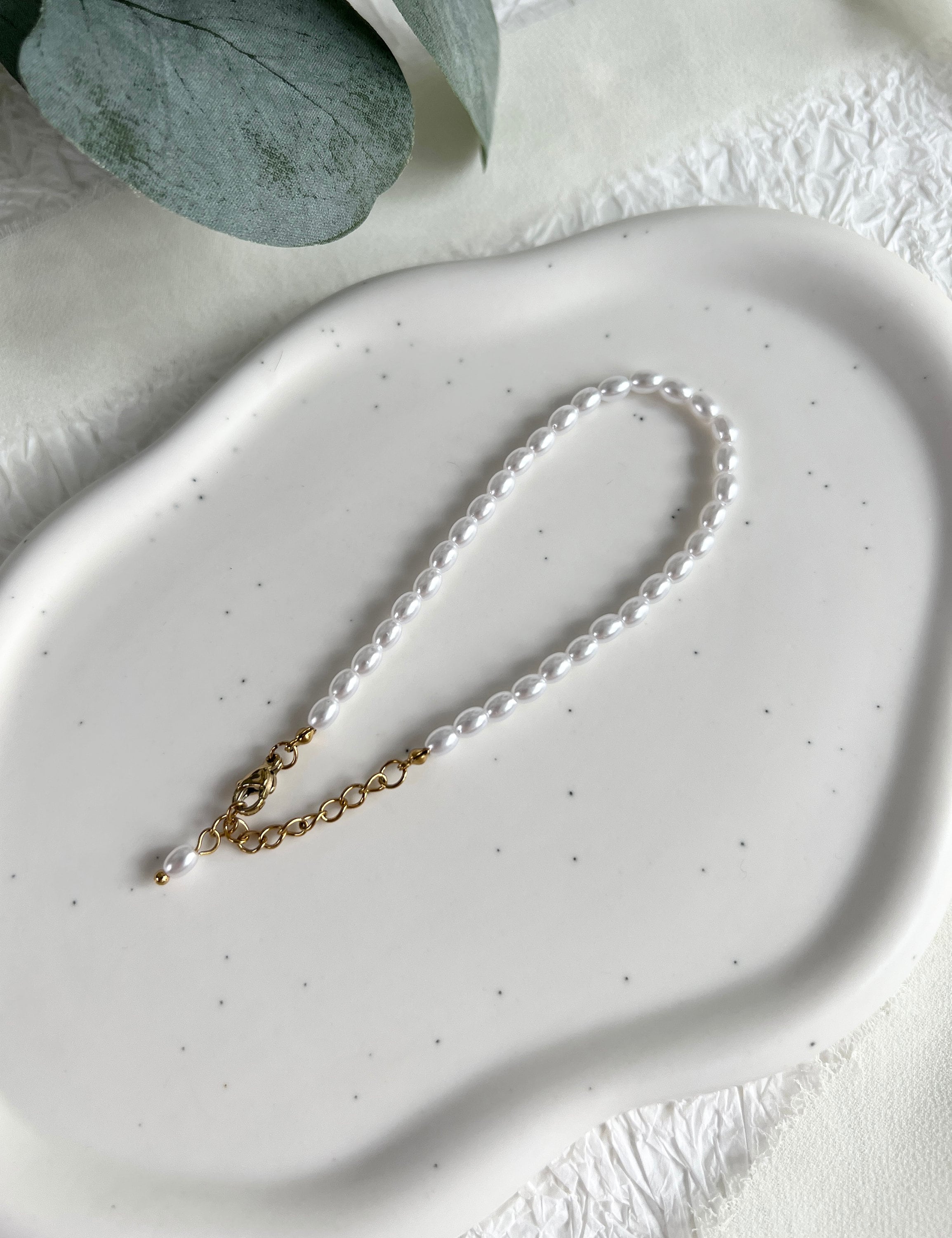 Perlenarmband mit weißen Perlen und goldenen Verschluss-Details, Perlenschmuck, elegantes Armband für die Braut, moderner Brautschmuck, Edelstahl, verstellbar, Geschenk fuer Sie, Weihnachtsgeschenk, Brautjungfer, Schmuckblüte