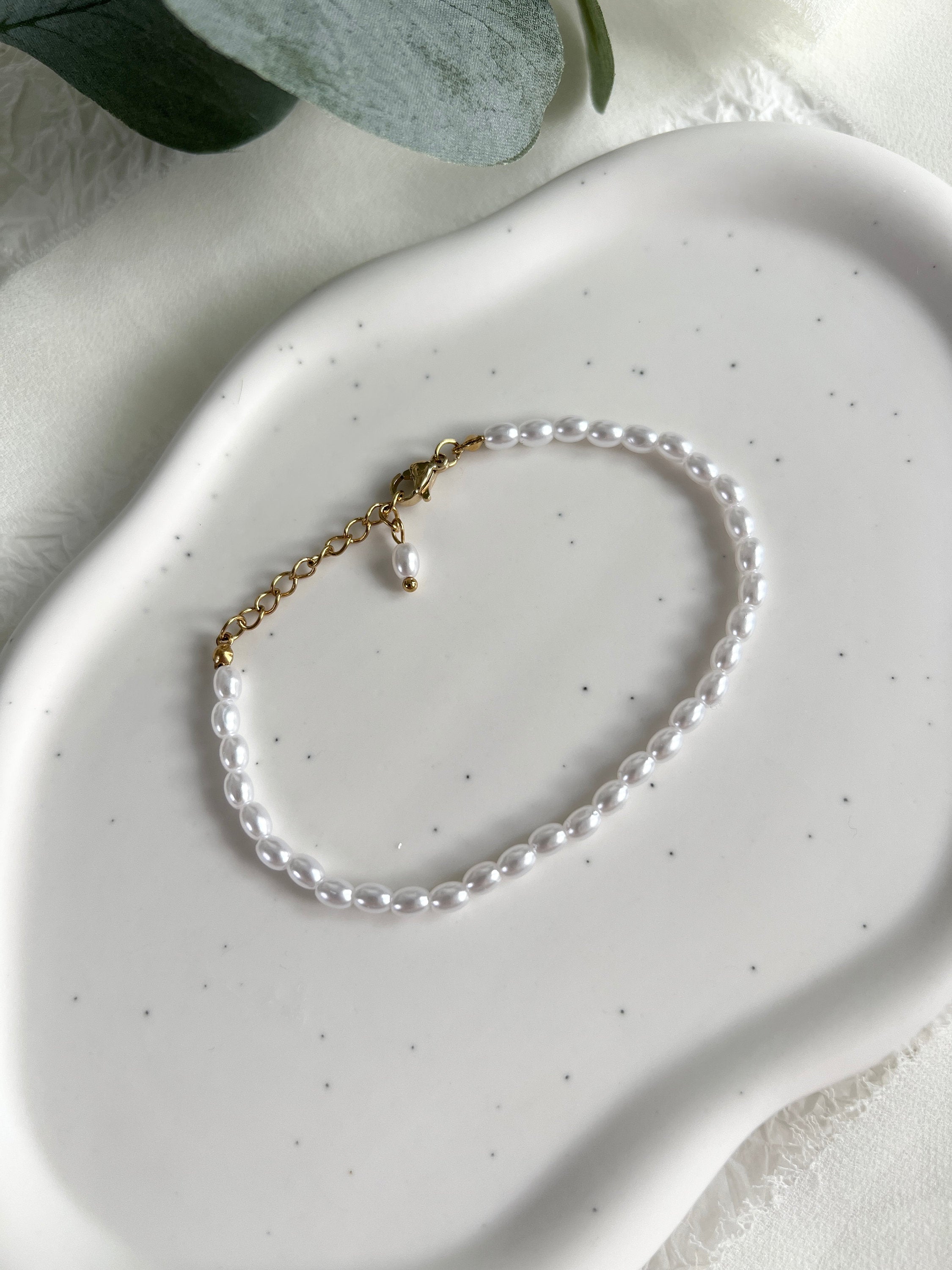 Perlenarmband mit weißen Perlen und goldenen Verschluss-Details, Perlenschmuck, elegantes Armband für die Braut, moderner Brautschmuck, Edelstahl, verstellbar, Geschenk fuer Sie, Weihnachtsgeschenk, Brautjungfer, Schmuckblüte