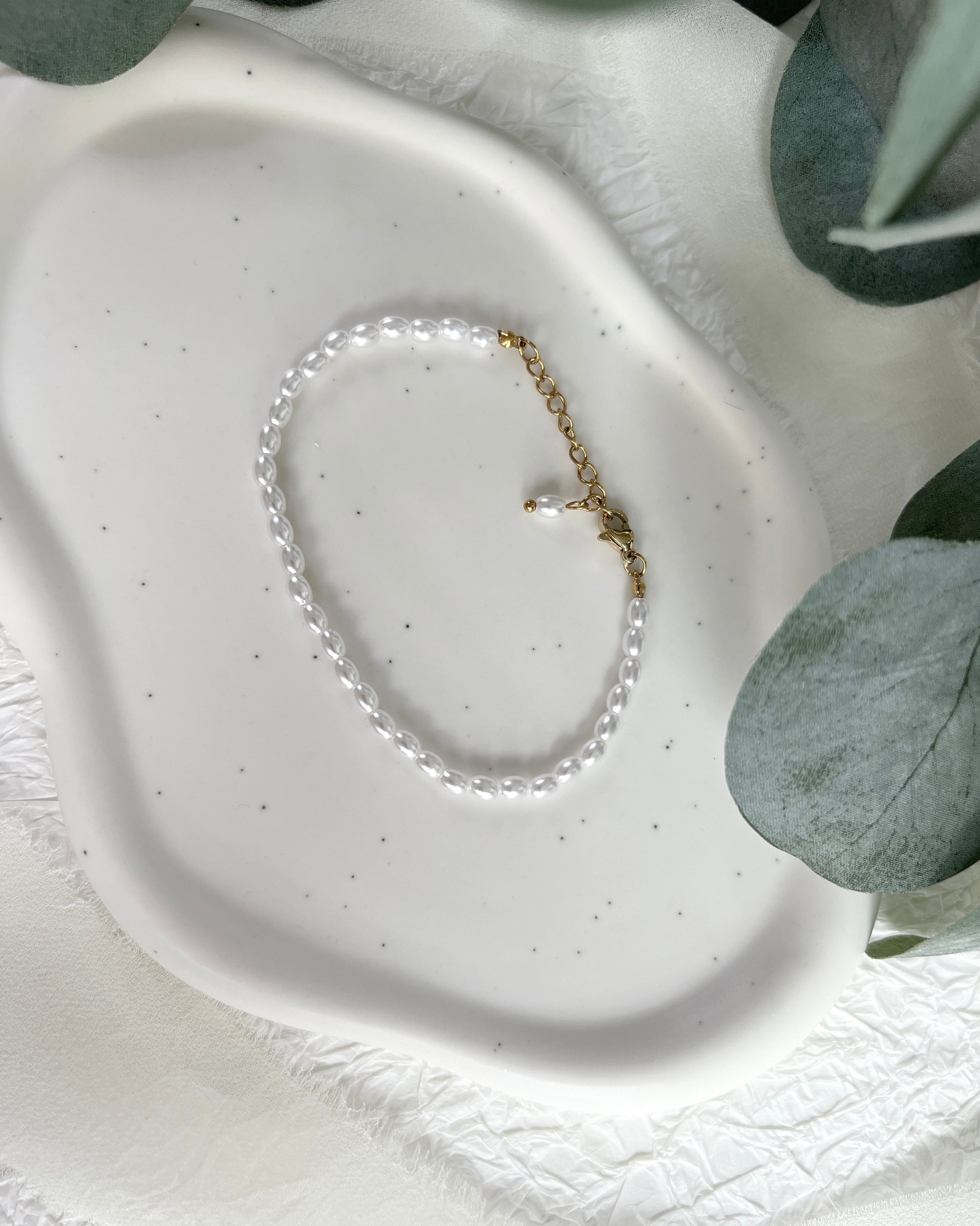 Perlenarmband mit weißen Perlen und goldenen Verschluss-Details, Perlenschmuck, elegantes Armband für die Braut, moderner Brautschmuck, Edelstahl, verstellbar, Geschenk fuer Sie, Weihnachtsgeschenk, Brautjungfer, Schmuckblüte