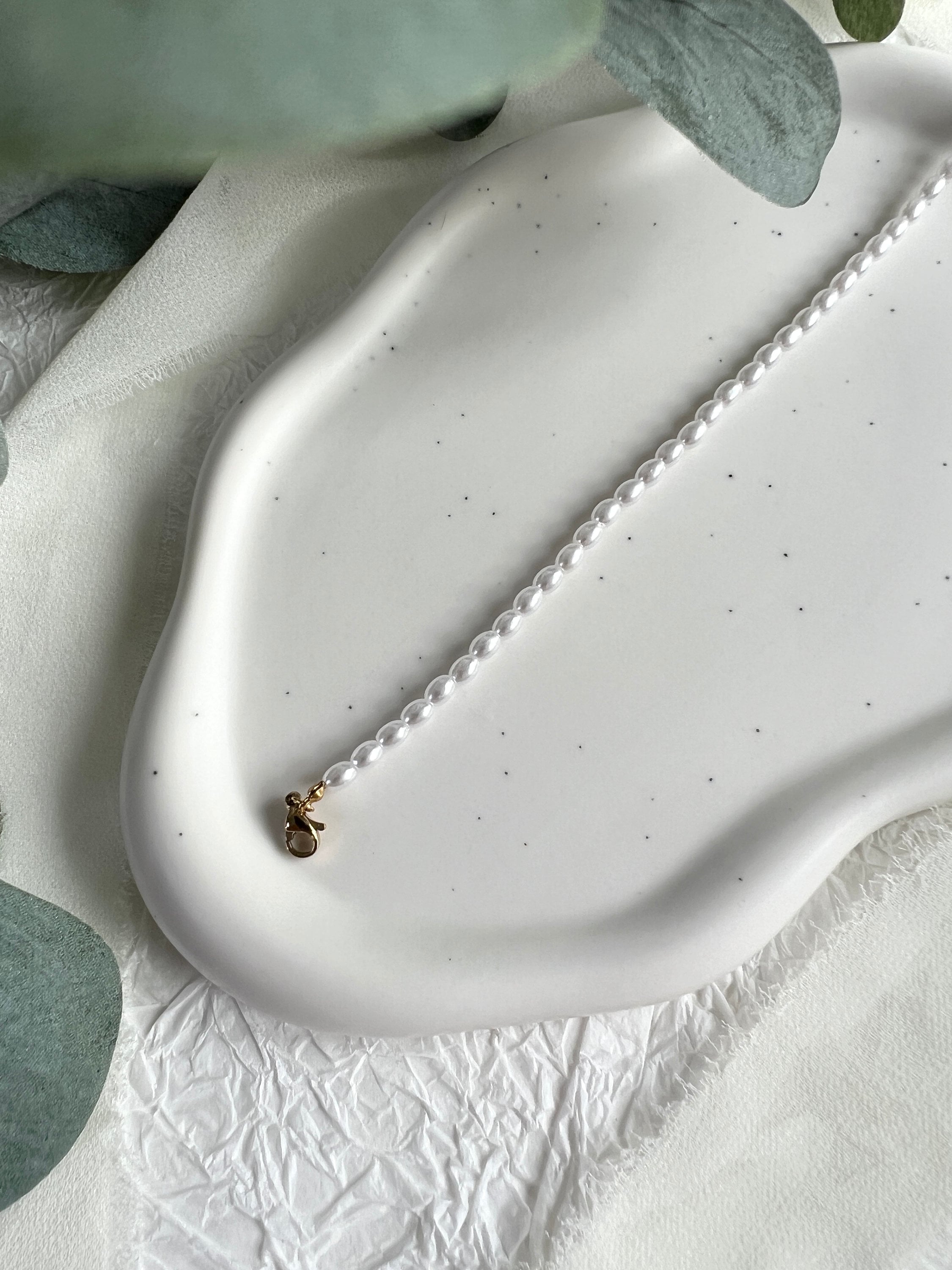 Perlenarmband mit weißen Perlen und goldenen Verschluss-Details, Perlenschmuck, elegantes Armband für die Braut, moderner Brautschmuck, Edelstahl, verstellbar, Geschenk fuer Sie, Weihnachtsgeschenk, Brautjungfer, Schmuckblüte