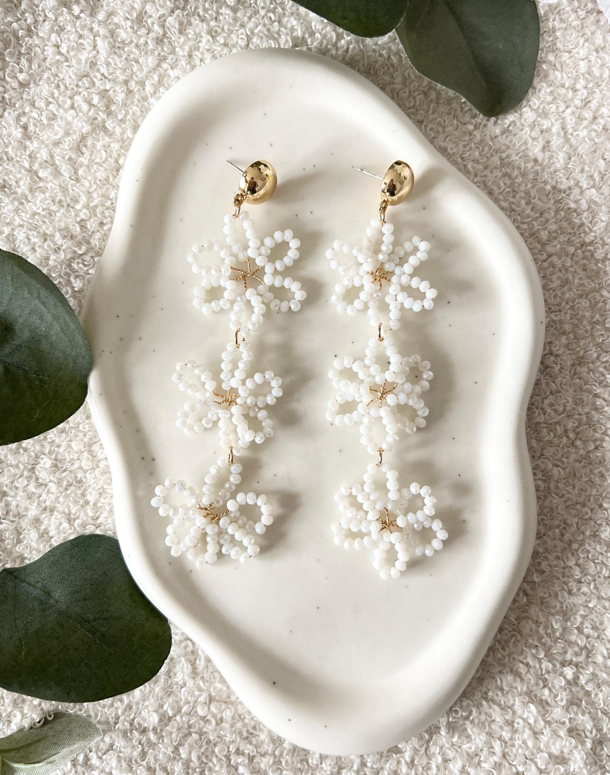 moderne Perlenohrringe Braut, Blütenohrringe, Ohrringe Standesamt Hochzeit, Brautjungfer, weiß und gold, lange Brautohrringe, hochwertiger Brautschmuck, Ohrstecker