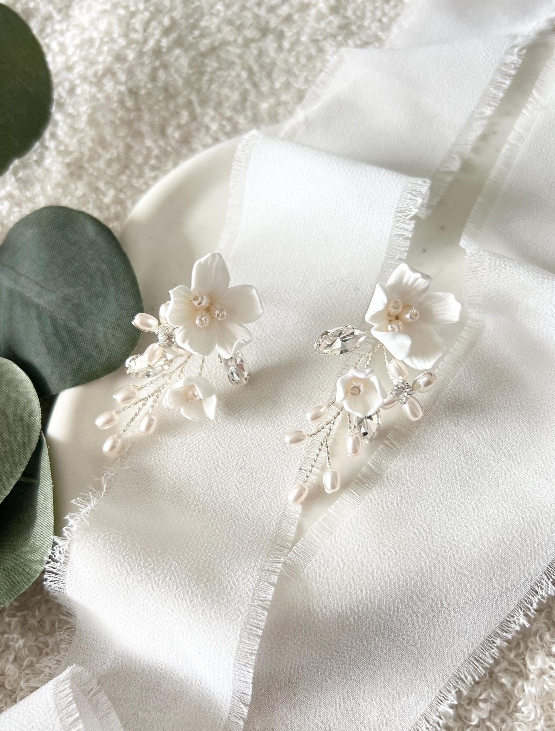 Brautohrringe, weiße Blueten, Strass Steine, weiße Perlen Ohrringe, Brautschmuck, Schmuck Hochzeit, Blumen Ohrstecker