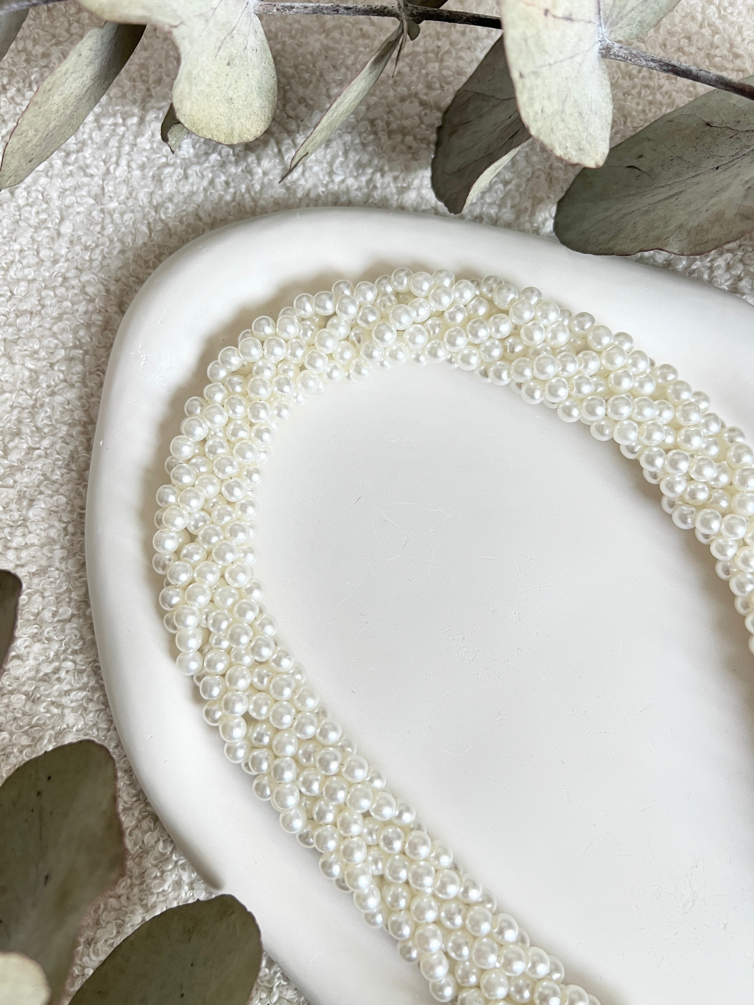 Brautgürtel mit feinen weißen Perlen, Perlenguertel, Einheitsgröße, Onesize, Brautschmuck, Brautzubehör, Perlenschmuck fuer die Braut, Standesamtlook, weddinginspiration, Bridalinspo, Wedding Inspiration, Bridaljewelry