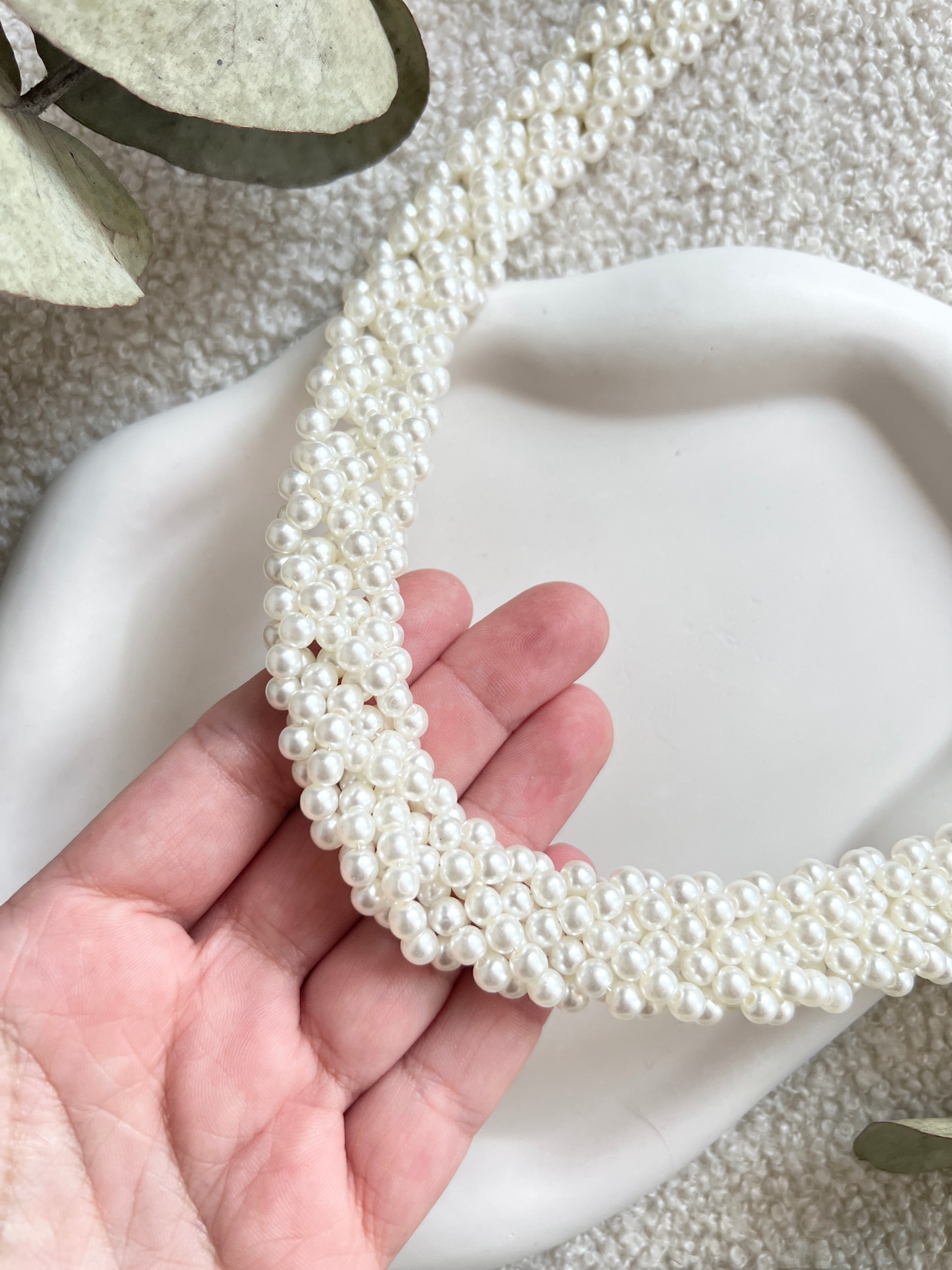 Brautgürtel mit feinen weißen Perlen, Perlenguertel, Einheitsgröße, Onesize, Brautschmuck, Brautzubehör, Perlenschmuck fuer die Braut, Standesamtlook, weddinginspiration, Bridalinspo, Wedding Inspiration, Bridaljewelry