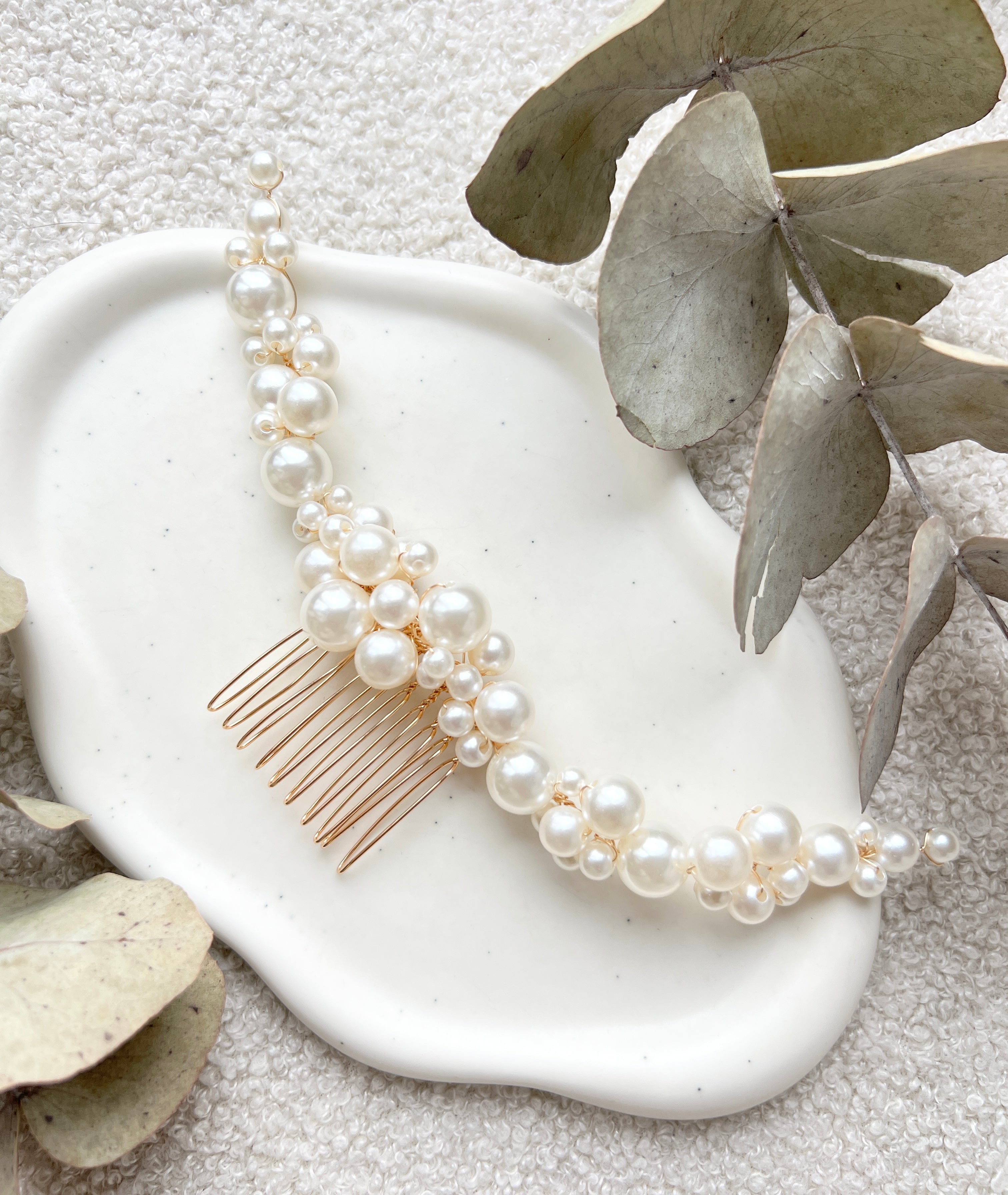 Perlenschmuck, Haarschmuck, weiße Perlen, goldener Juwelierdraht, Brautschmuck, Haarkamm, Brauthaarschmuck, Standesamt, Schmuck, Hochzeit