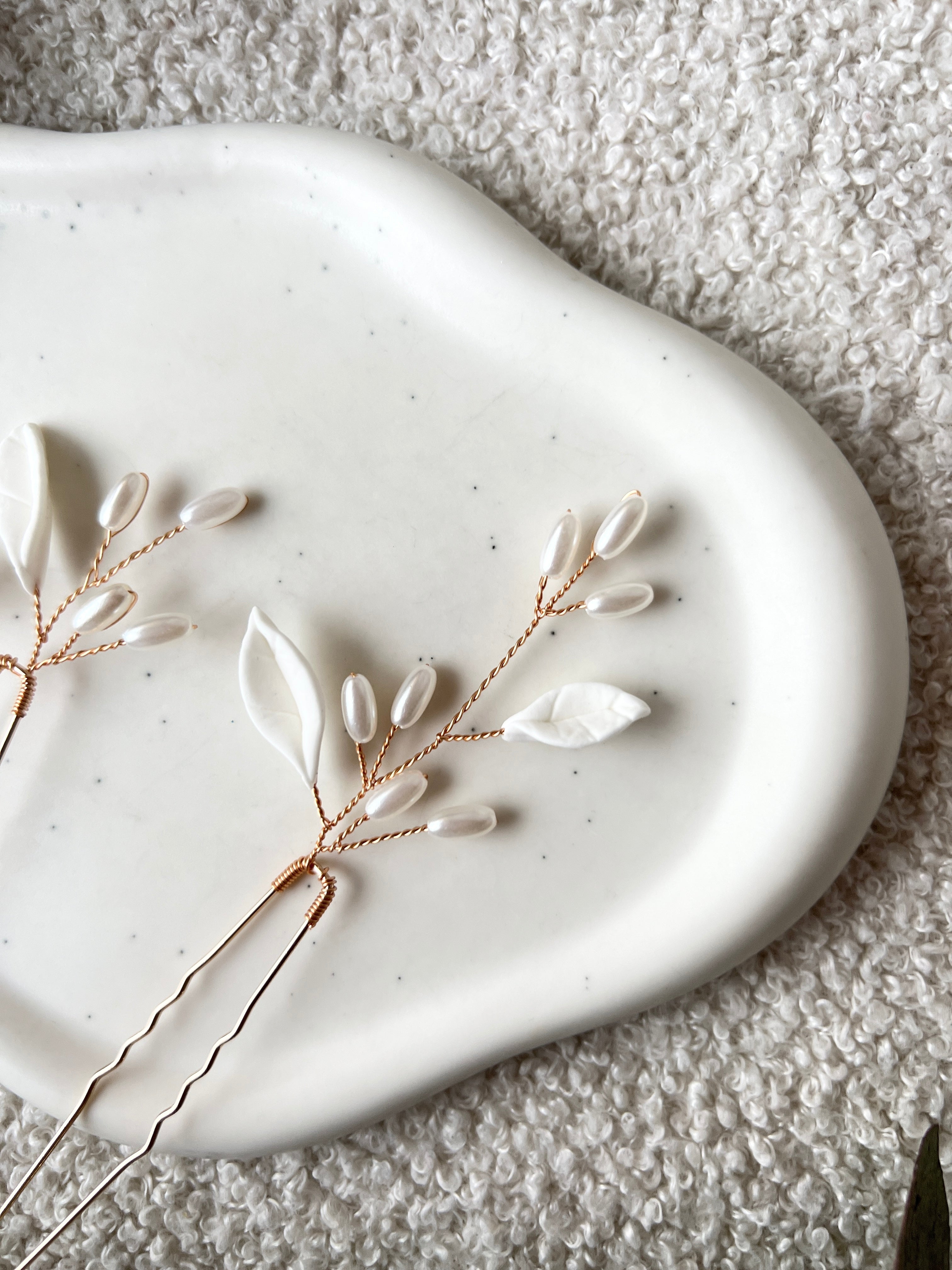 Haarnadeln, Set 3 Stück, ovale Perlen, Schmuckbluete, Brautschmuck, Perlenschmuck, ovale weiße Perlen, goldener Draht, Haarschmuck für die Hochzeit, Brautzubehör, Standesamt, Brautfrisur, Schmuck