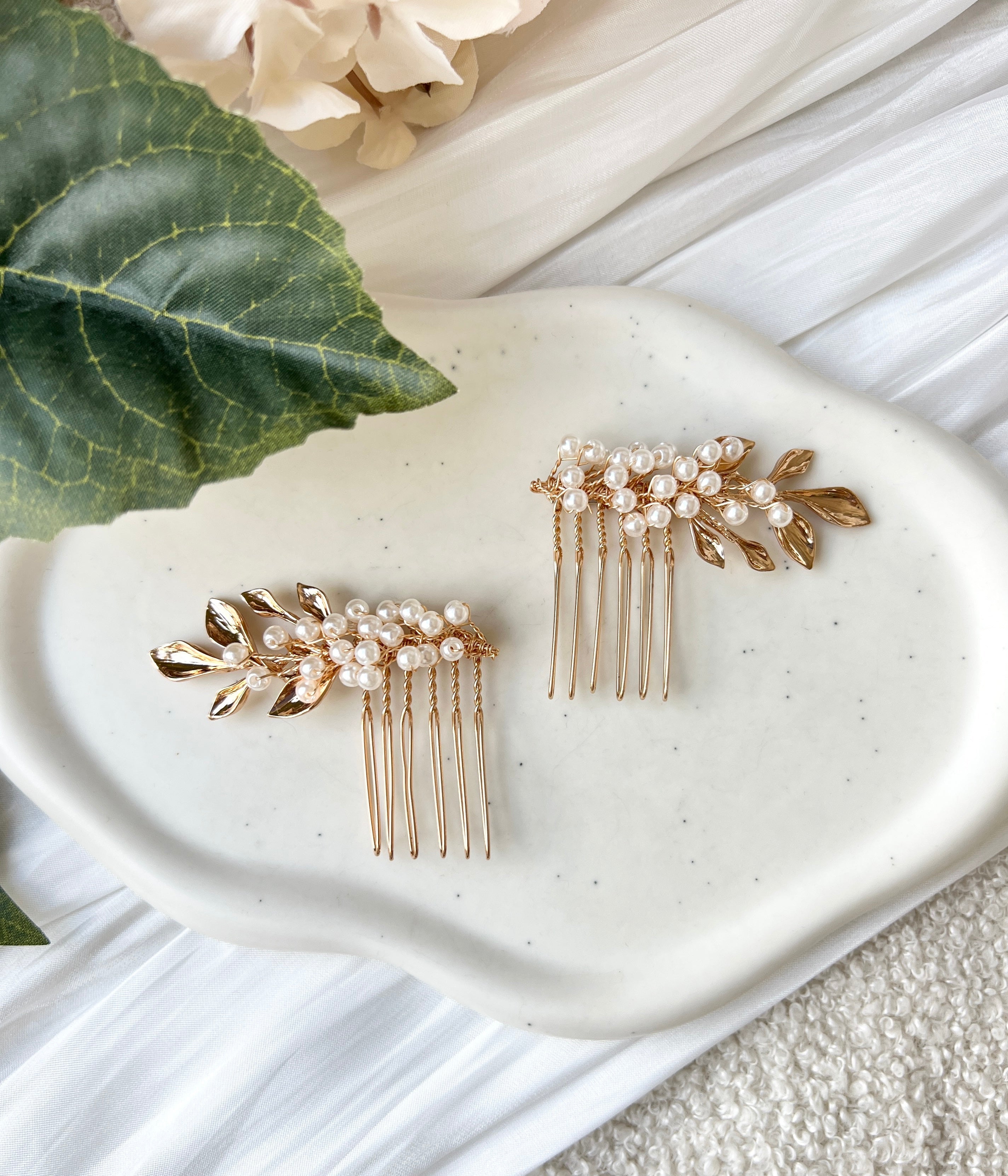 Moderner Haarschmuck, warmes Gold mit zarten weissen Perlen, Perlenschmuck, feiner Perlenhaarschmuck, Blaetter, eleganter Brautschmuck, hochwertiger Brauthaarschmuck fuer die Brautfrisur, Hochzeitsschmuck, Haarschmuckset, Weddinginspiration, Bridalinspo, Bridallook
