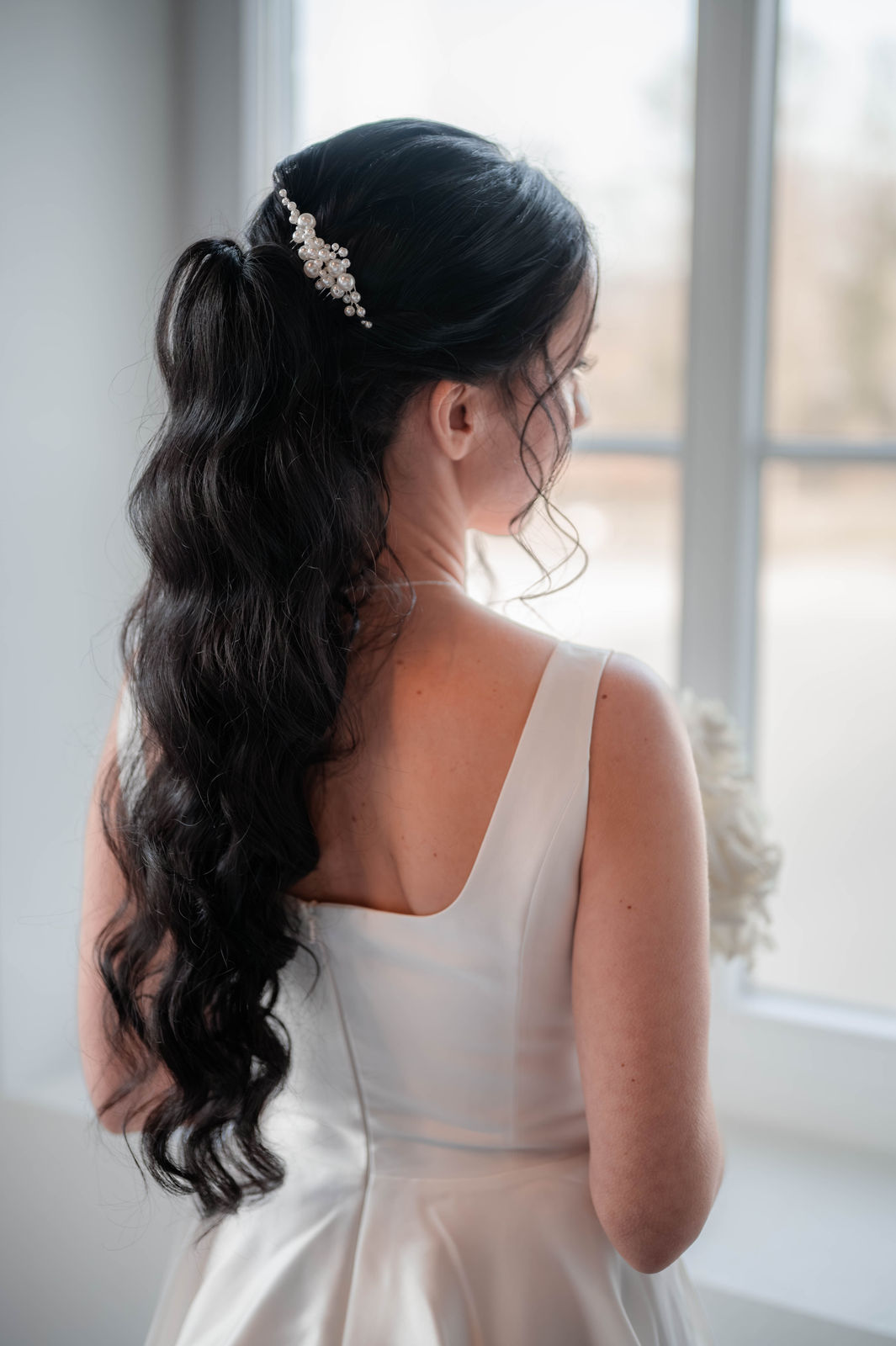 Braut, Haarschmuck, eleganter Haarkamm mit weißen Perlen, Silber, Hochzeit, Schmuck, Brautschmuck, Perlenschmuck, moderner Brauthaarschmuck, feiner Perlenhaarkamm, Hochzeitsschmuck fuer die Brautfrisur