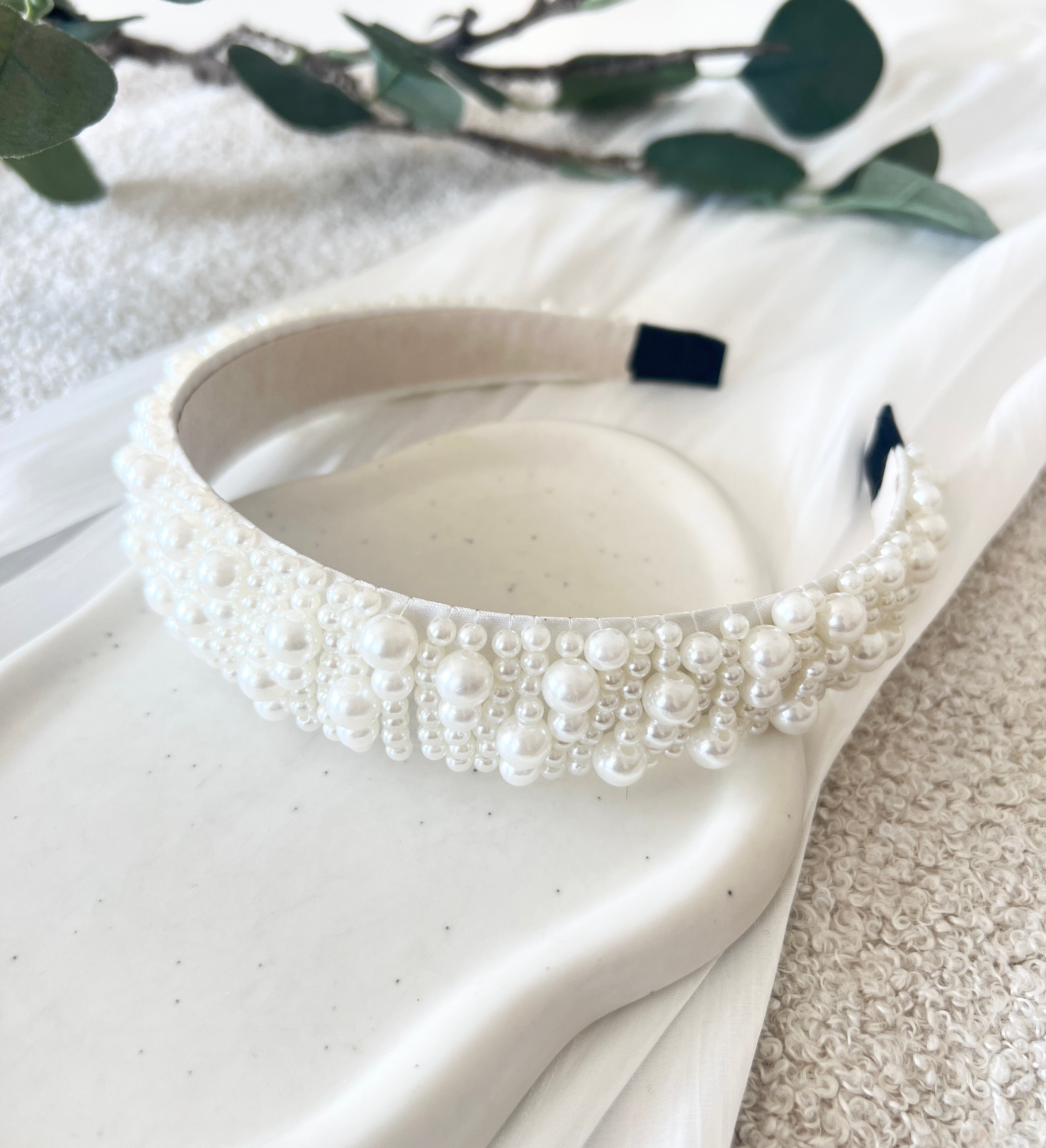 Brauthaarreif, Perlen, Weiß, Haarreif mit weißen Perlen, Perlenschmuck, Brautschmuck, Brauthaarschmuck für das Standesamt, modern, Hochzeit, Schmuckbluete