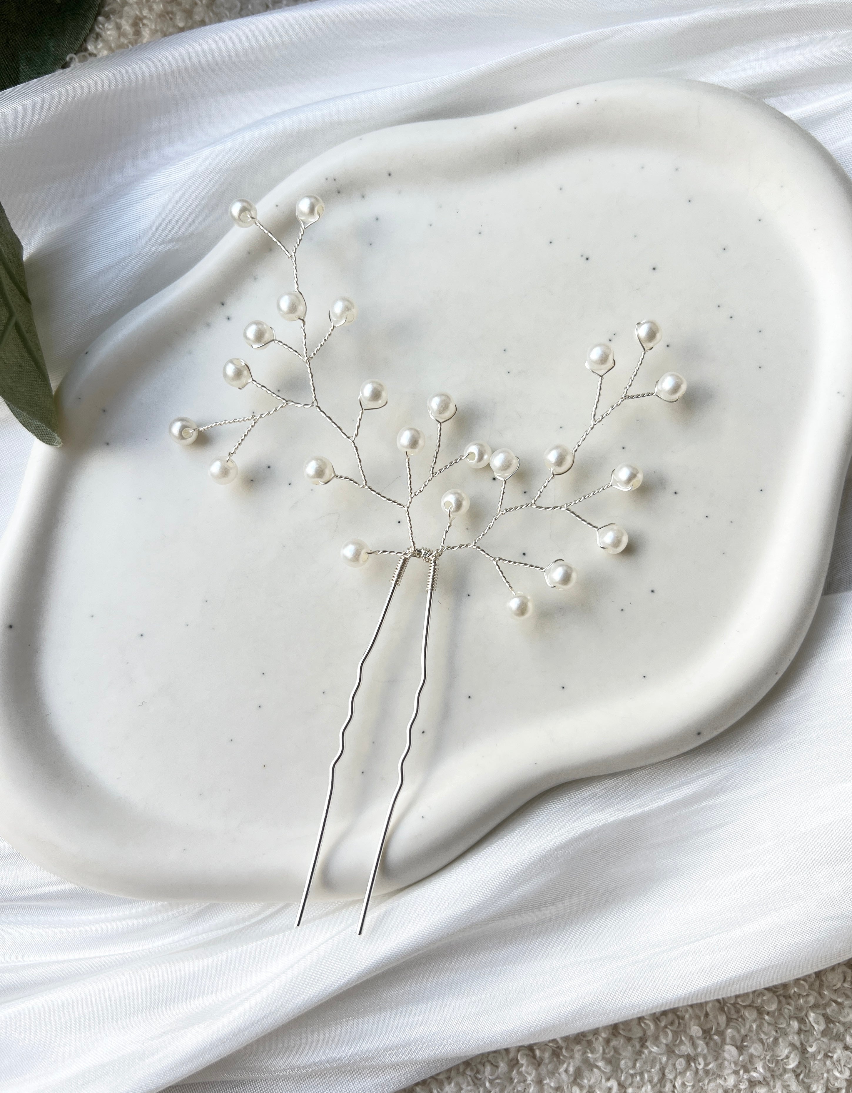Feine Haarnadeln, feiner silberner Schmuck, Haarschmuck fuer die Brautfrisur, weisser Brauthaarschmuck, zarte Perlen, eleganter Brautschmuck, moderner Perlenschmuck, hochwertiger Perlenhaarschmuck, edler Hochzeitsschmuck, Brautfrisur, Schmuck Hochzeit, Weddinginspiration