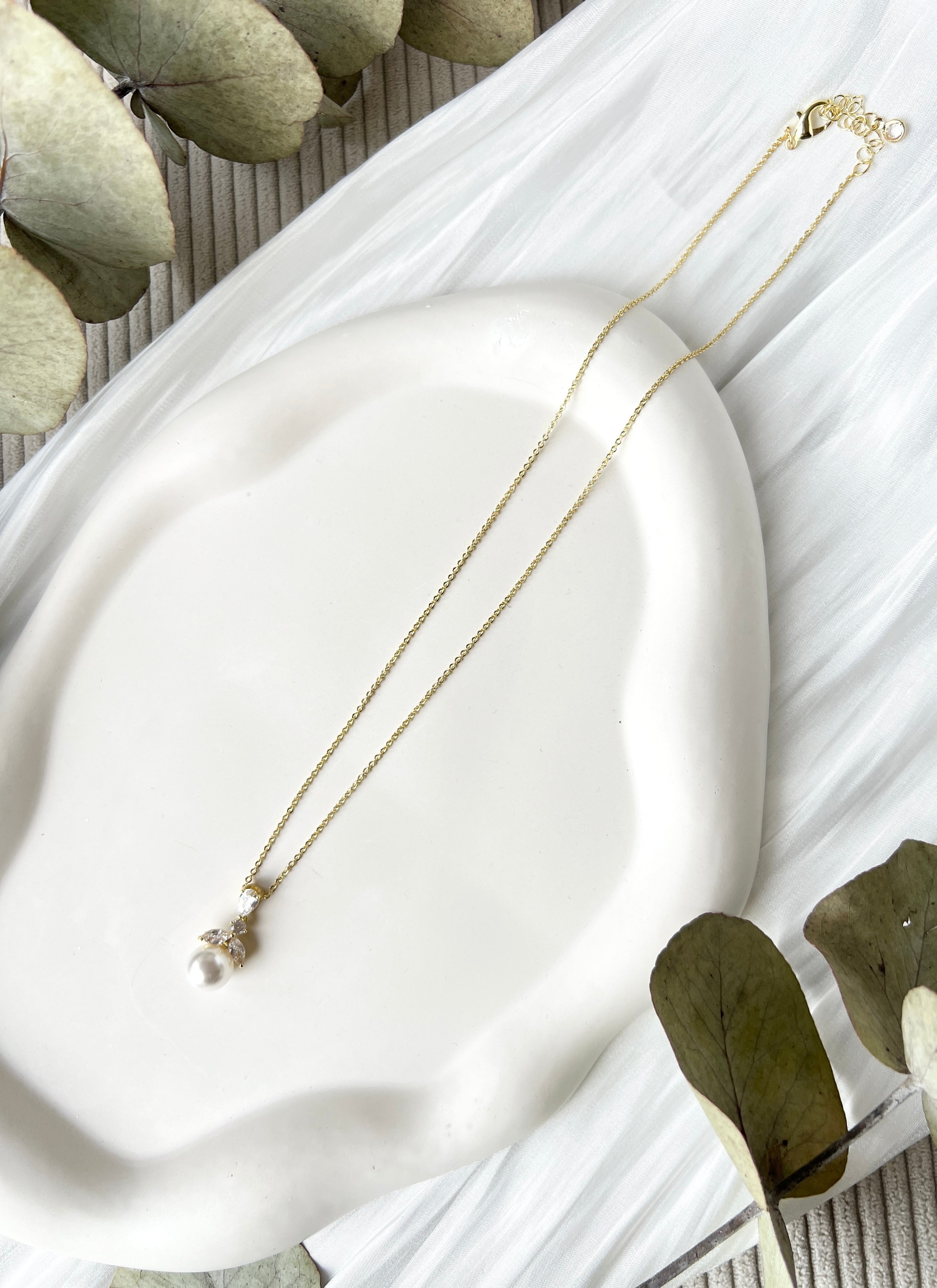 Perlenhalskette, feine goldene Halskette mit funkelnden Zirkoniasteinen und einem Perlenanhaenger, Brautschmuck, Hochwertiger Schmuck, Hochzeit, Brauthalskette Gold, Brautjungfer, Geschenk fuer Sie, Geburtstagsgeschenk, Weihnachtsgeschenk Frauen, zarte Kette