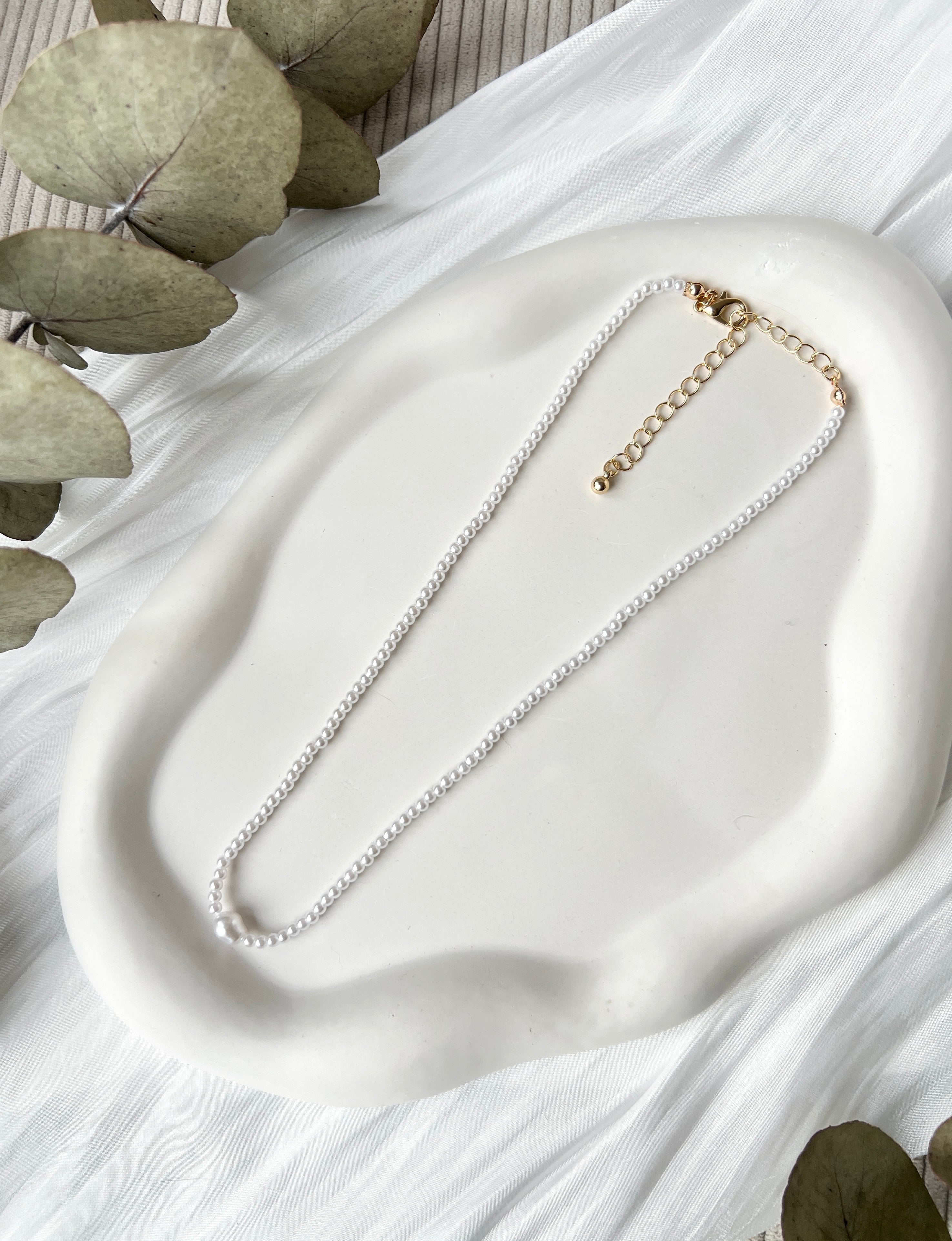 Perlenhalskette, weiße feine Kunstperlen, zarte kurze Halskette, goldene Verschlussdetails, Brautschmuck, glänzende klassische Brauthalskette, Geschenk für Sie, moderner cleaner Standesamtlook, Brautlook, Weddinginspiration, Perlenkette