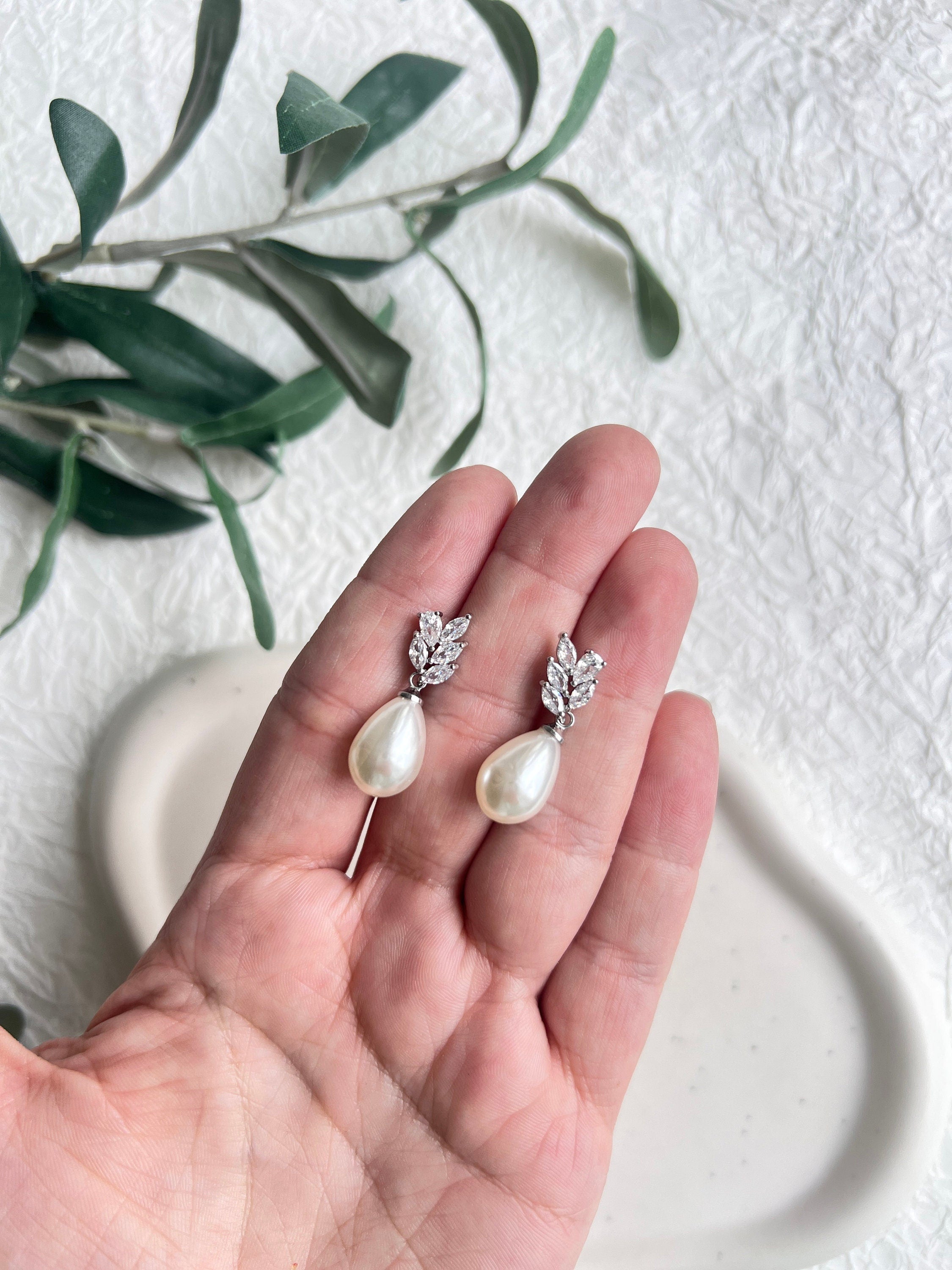 Perlenohrringe Braut, ovale Perlen weiß, Silber, Ohrstecker Zirconia, funkelnde - Roségold-Ohrringe-Schmuckblüte