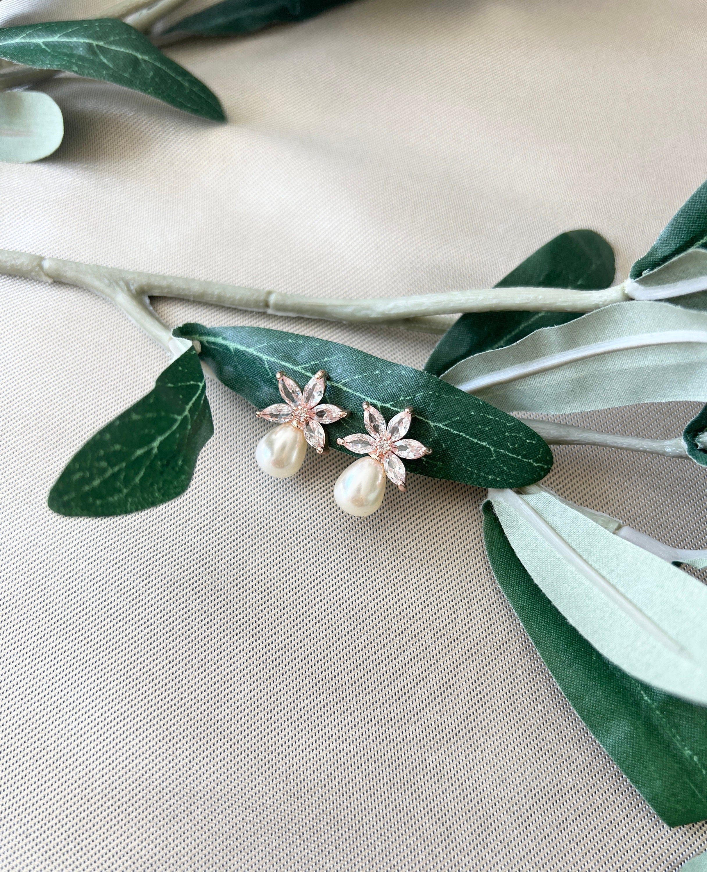 Perlenohrringe, Perlen Ohrstecker Silber, Gold, Roségold, mit Zirkoniasteinen, funkelnde Ohrringe Braut, Brautschmuck, Brautohrringe - Gold-Ohrringe-Schmuckblüte