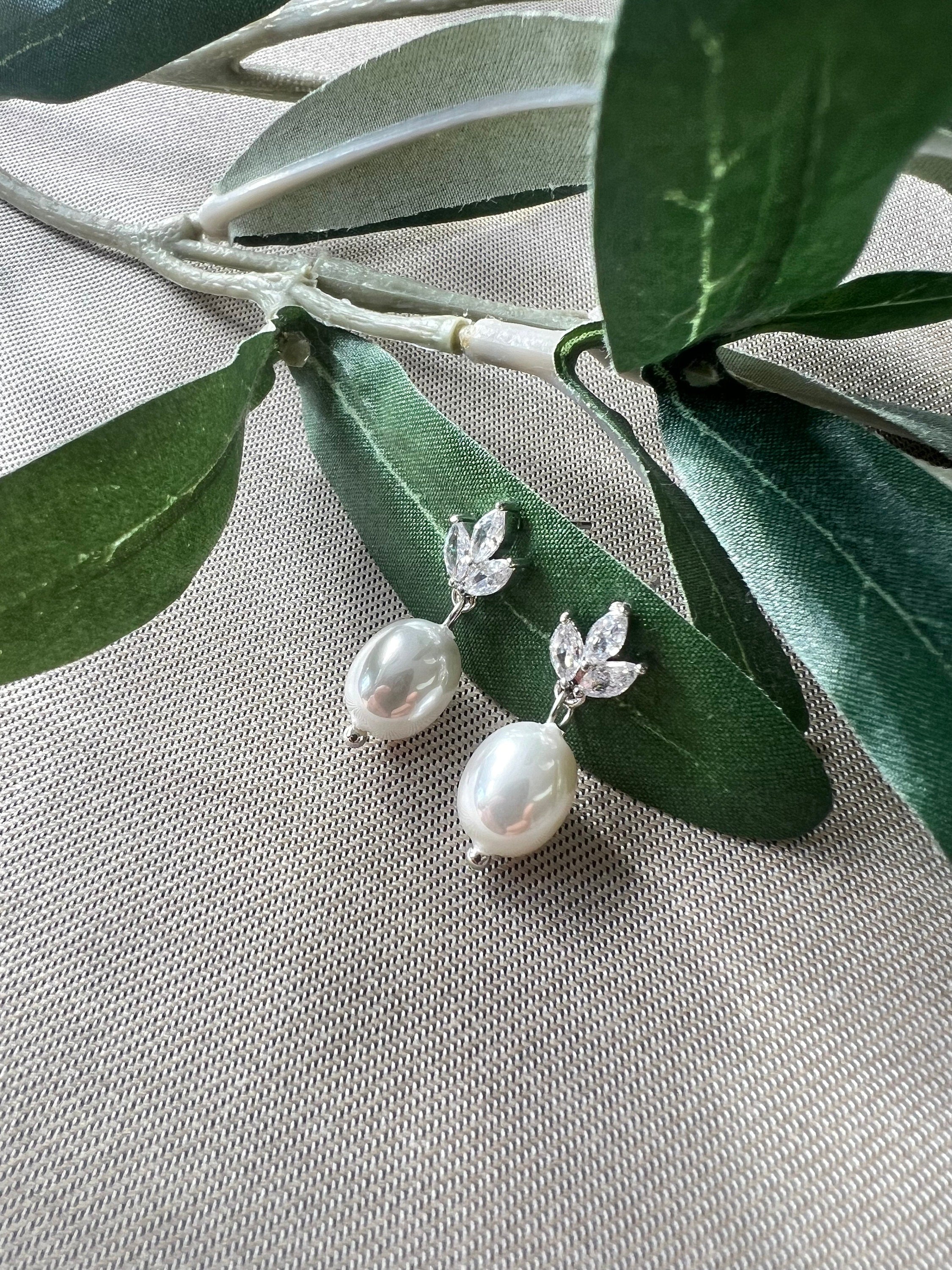 Perlenohrringe, Perlen Ohrstecker, Silber, Gold, Zirkoniasteine, funkelnde Ohrringe Braut, - Silber-Ohrringe-Schmuckblüte