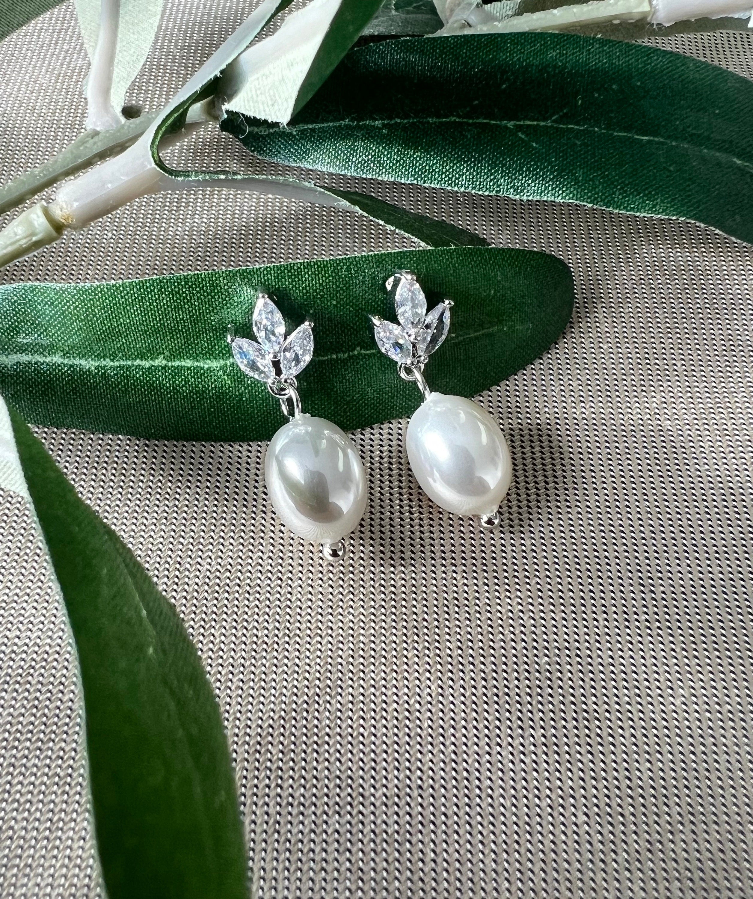 Perlenohrringe, Perlen Ohrstecker, Silber, Gold, Zirkoniasteine, funkelnde Ohrringe Braut, - Silber-Ohrringe-Schmuckblüte