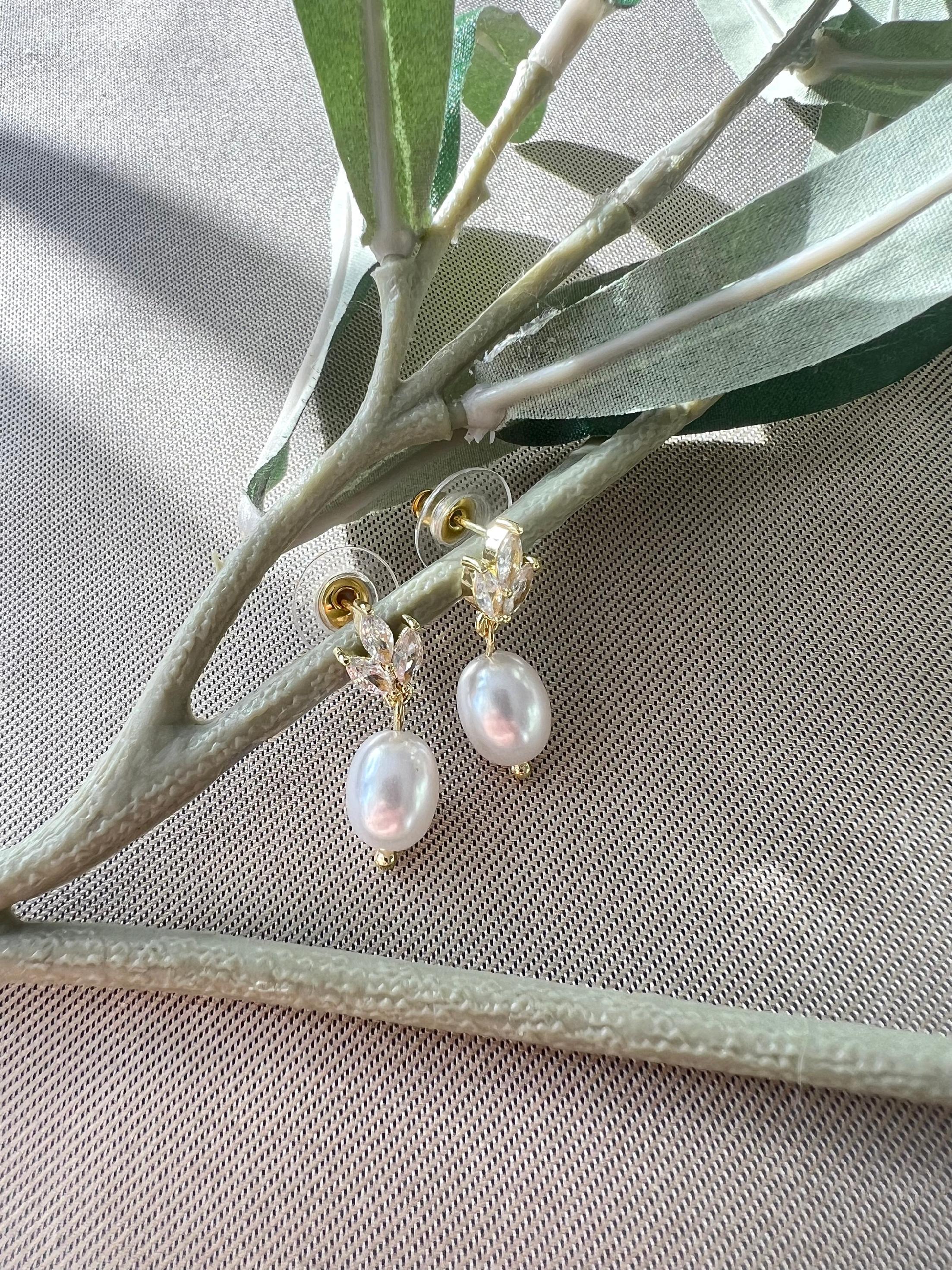 Perlenohrringe, Perlen Ohrstecker, Silber, Gold, Zirkoniasteine, funkelnde Ohrringe Braut, - Silber-Ohrringe-Schmuckblüte