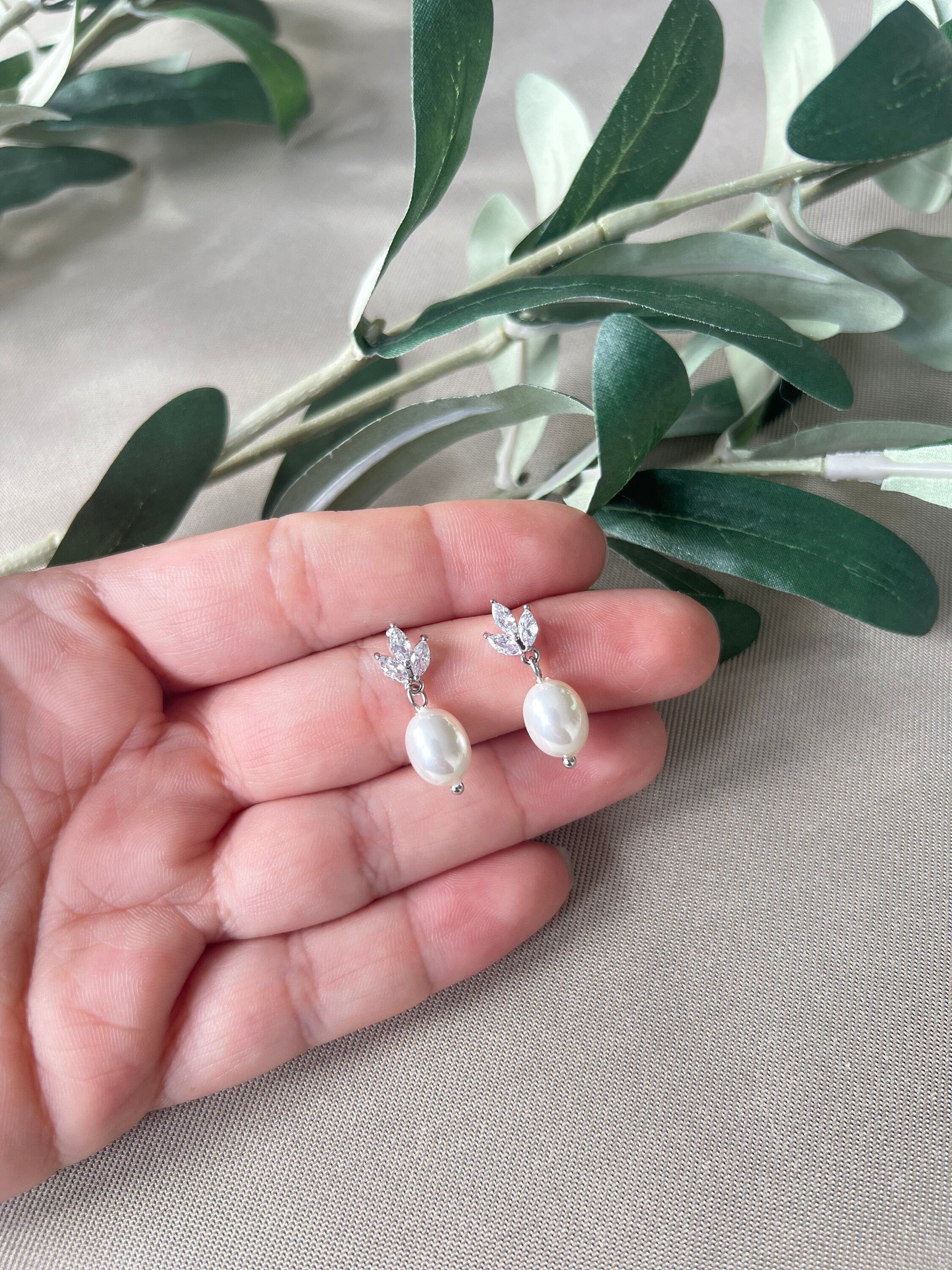 Perlenohrringe, Perlen Ohrstecker, Silber, Gold, Zirkoniasteine, funkelnde Ohrringe Braut, - Silber-Ohrringe-Schmuckblüte