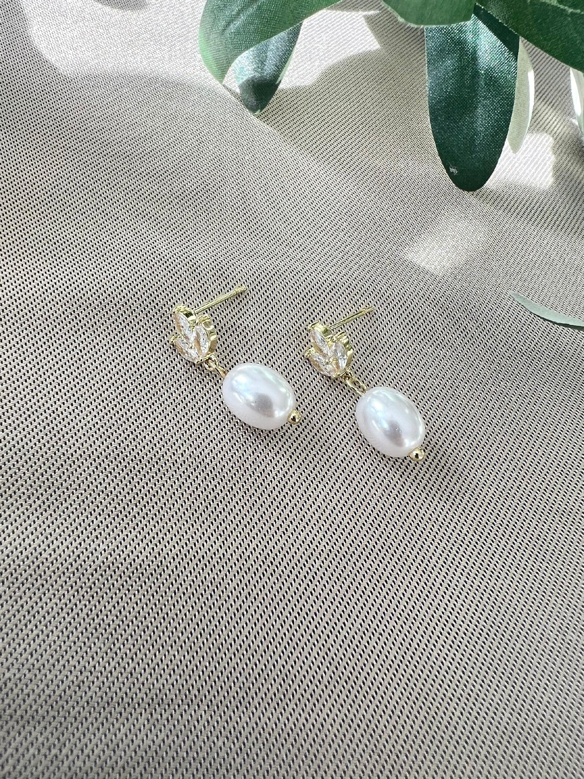 Perlenohrringe, Perlen Ohrstecker, Silber, Gold, Zirkoniasteine, funkelnde Ohrringe Braut, - Silber-Ohrringe-Schmuckblüte