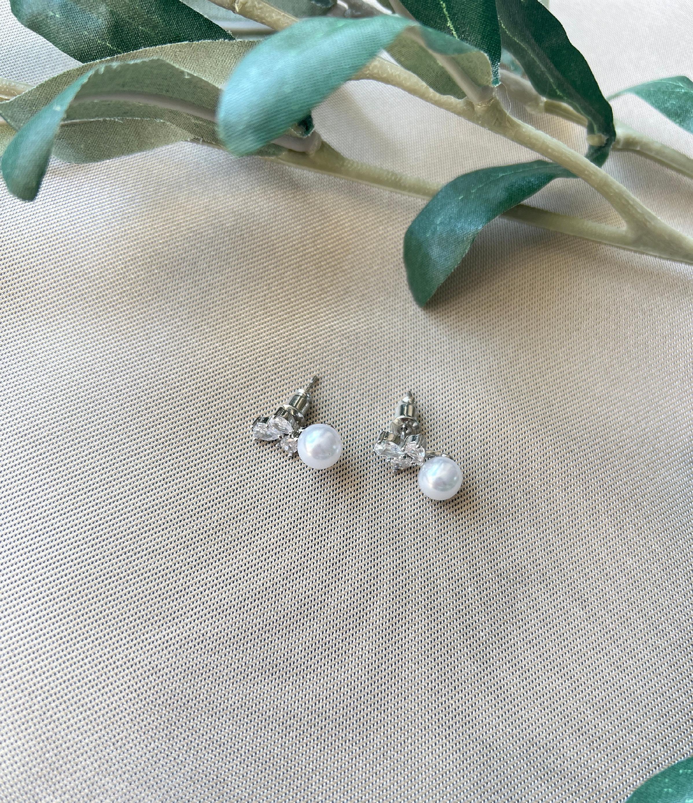 Brautohrringe, Ohrstecker, Gold oder Silber, feiner Perlenschmuck, Perlenohrringe, Brautschmuck, Schmuck Hochzeit, Schmuckbluete