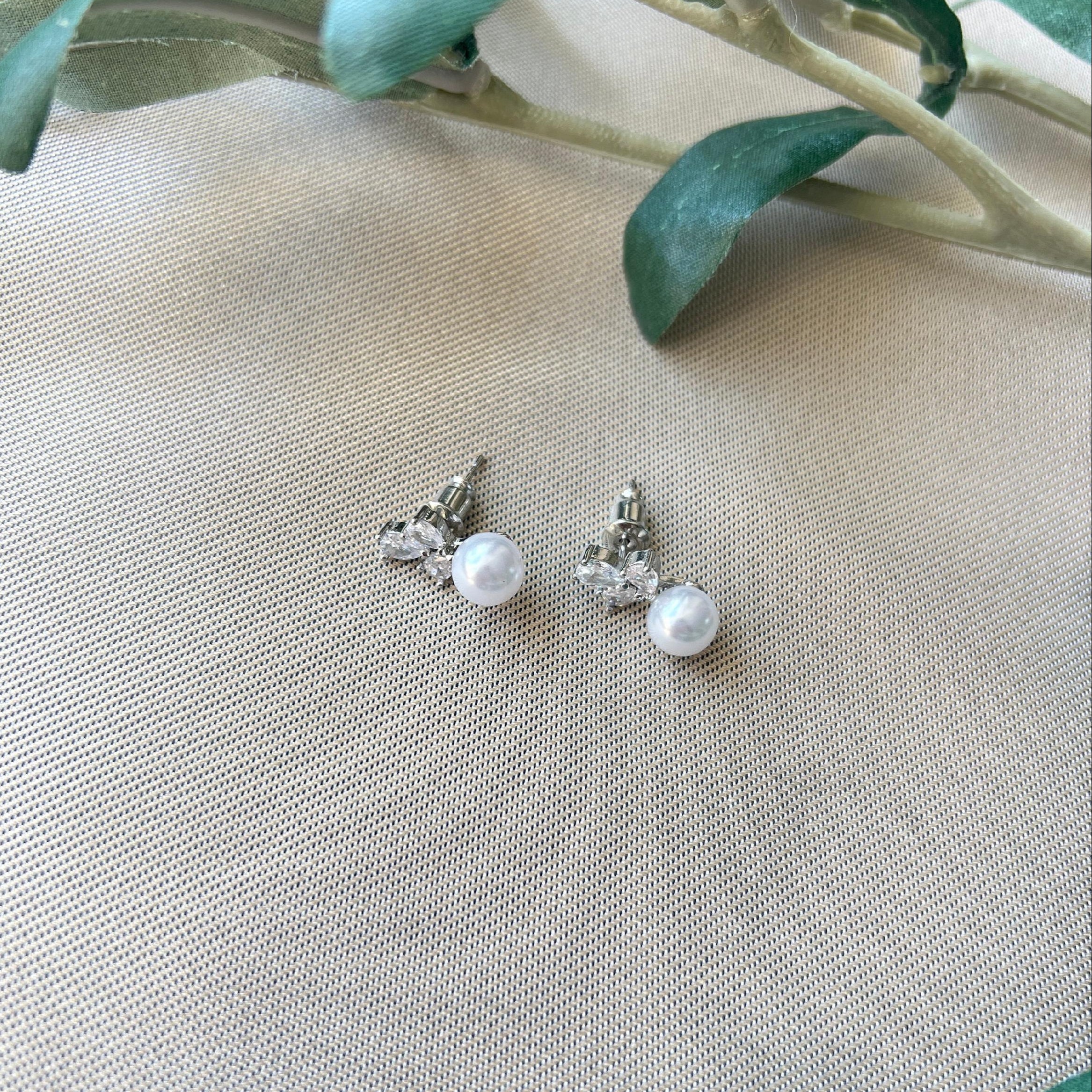 Perlenohrringe, Perlen Ohrstecker Silber mit Zirkoniasteinen, funkelnde Ohrringe Braut, Brautschmuck, Brautohrringe, edler Schmuck Frauen-Ohrringe-Schmuckblüte