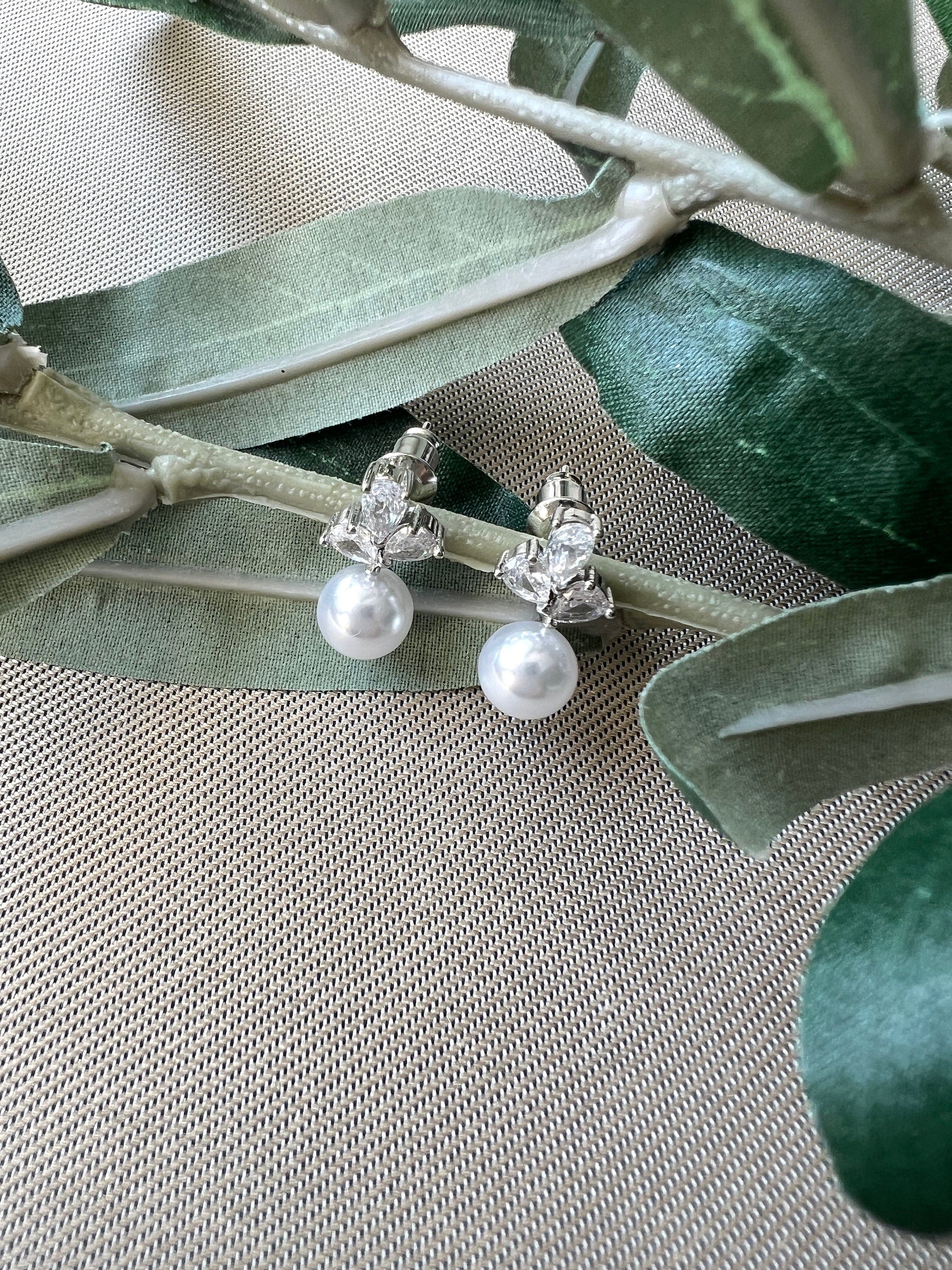 Perlenohrringe, Perlen Ohrstecker Silber mit Zirkoniasteinen, funkelnde Ohrringe Braut, Brautschmuck, Brautohrringe, edler Schmuck Frauen-Ohrringe-Schmuckblüte