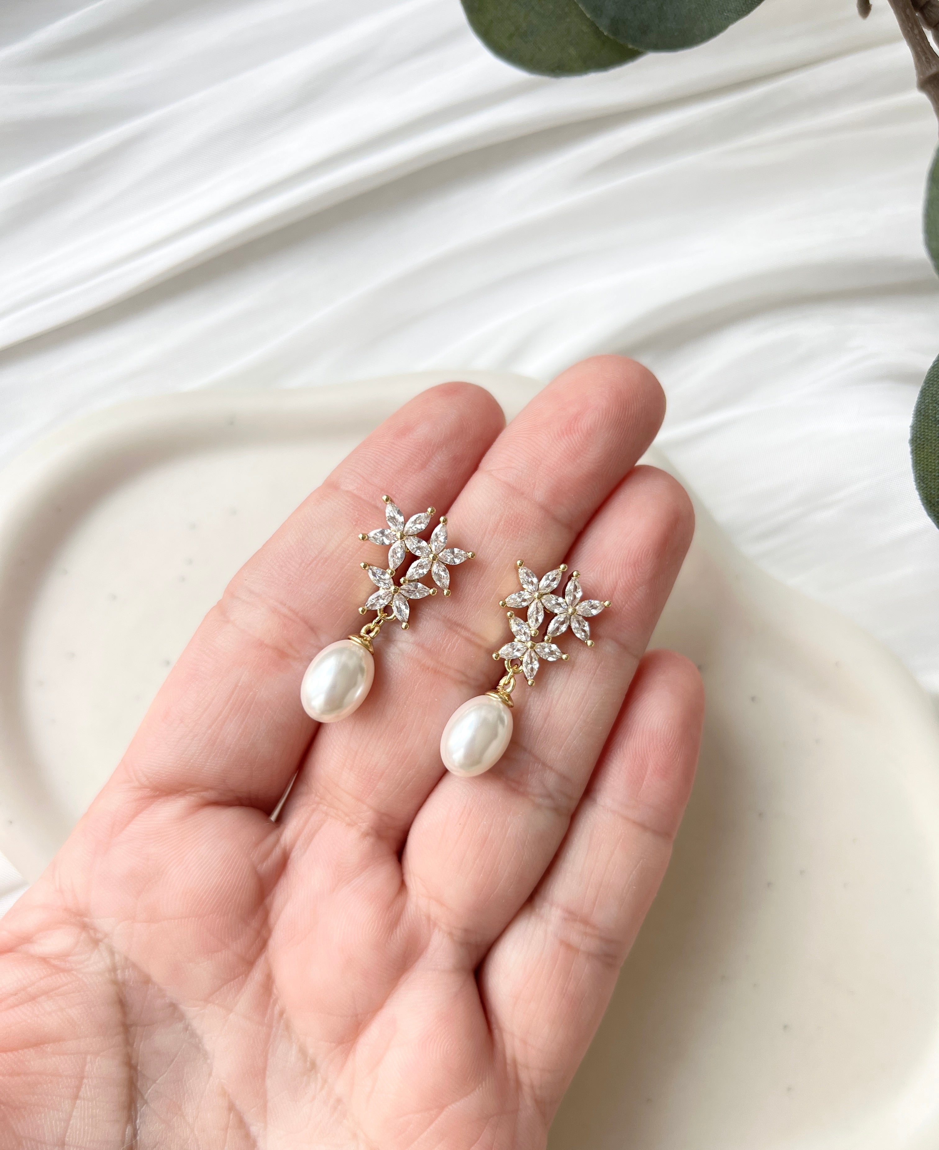 Ohrringe, Braut, funkelnde Ohrstecker in den Varianten Gold oder Silber, Perlenohrringe, Perlenschmuck, Brautohrringe, Brautschmuck, Schmuck Hochzeit, Geschenk für Sie, Brautungfer, Blumen