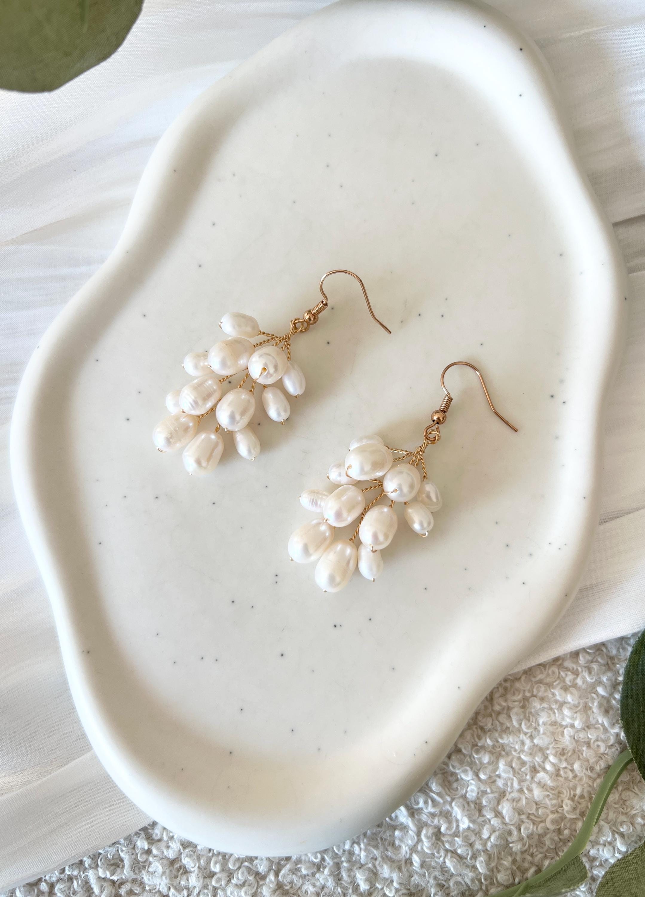 Ohrringe Braut, weiße Perlen, Gold, Hängeohrringe, elegante Brautohrringe, Hochzeit, Schmuck, Brautschmuck, Ohrschmuck Brautjungfer, Perlenschmuck, feine Perlenohrringe