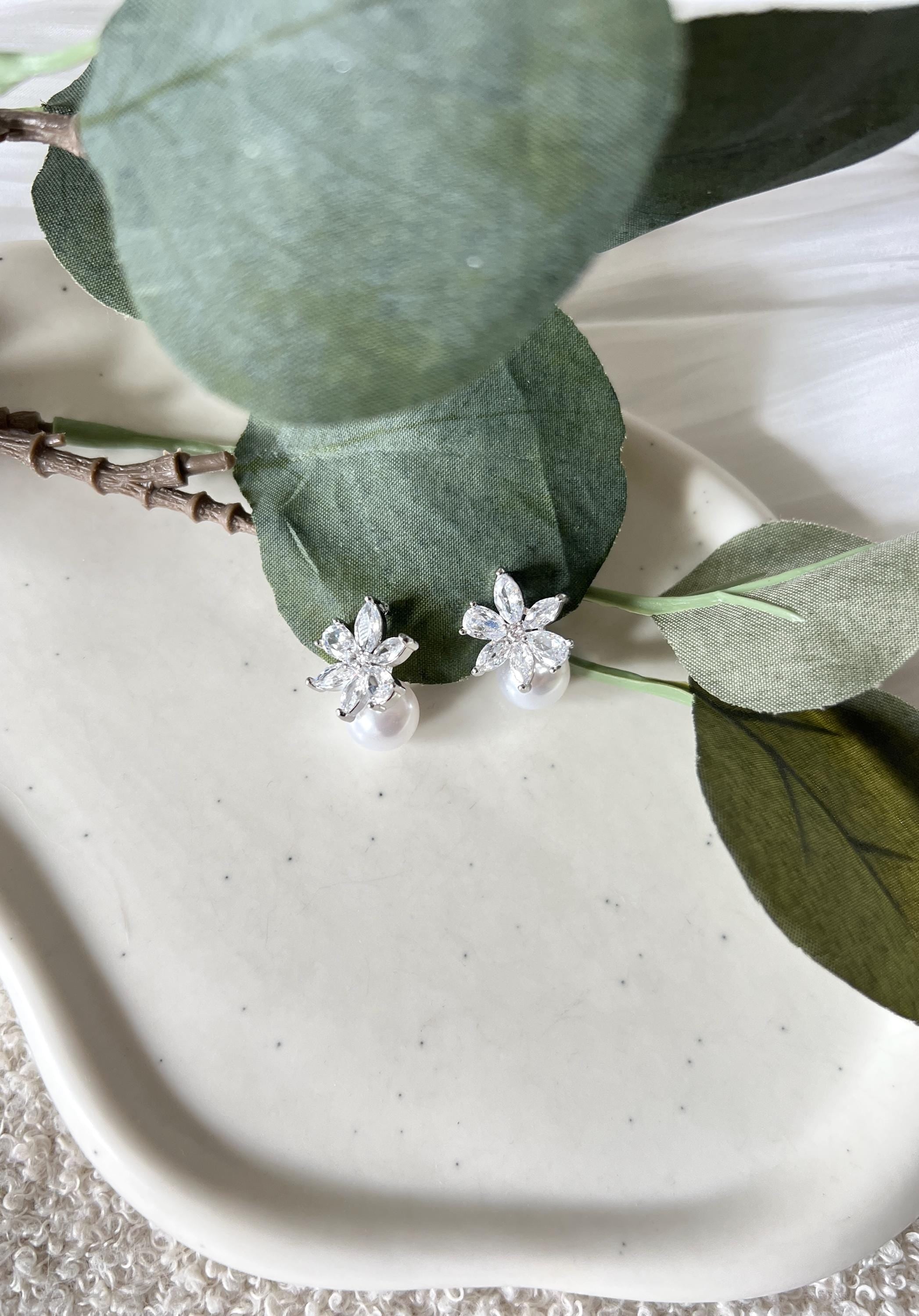 Perlenohrringe, Ohrstecker mit weißen Perlen, Silber, Blumen, Cubic Zirkonia Steine, funkelnde Ohrringe, Brautohrringe, Perlenschmuck, Braut, Brautschmuck, Hochzeit, Schmuck