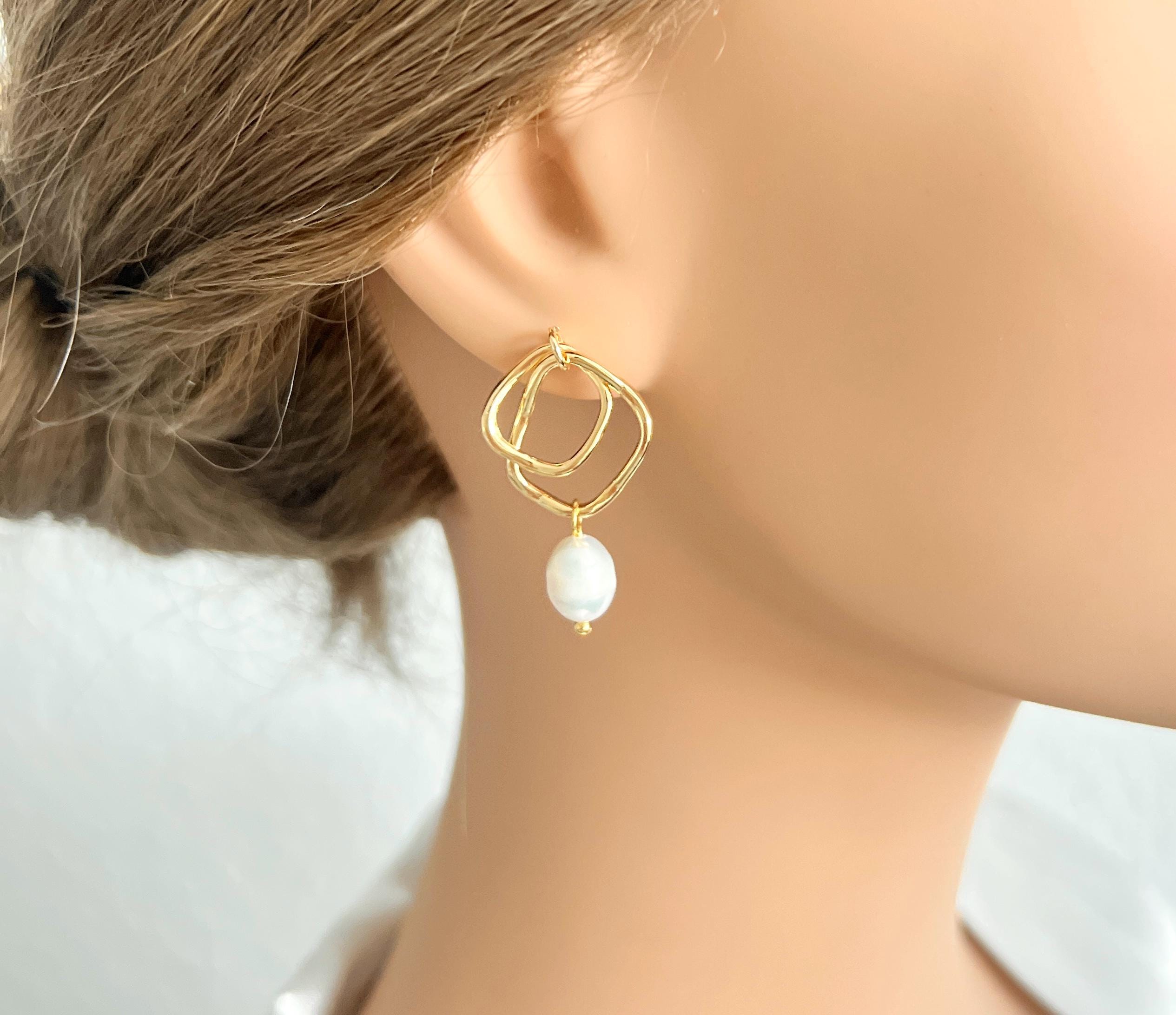 Perlenohrringe Braut, Gold, ovale Perlen, moderne Ohrstecker, elegante Ohrringe, geometrischer Brautschmuck, Brautohrringe, Schmuck Hochzeit