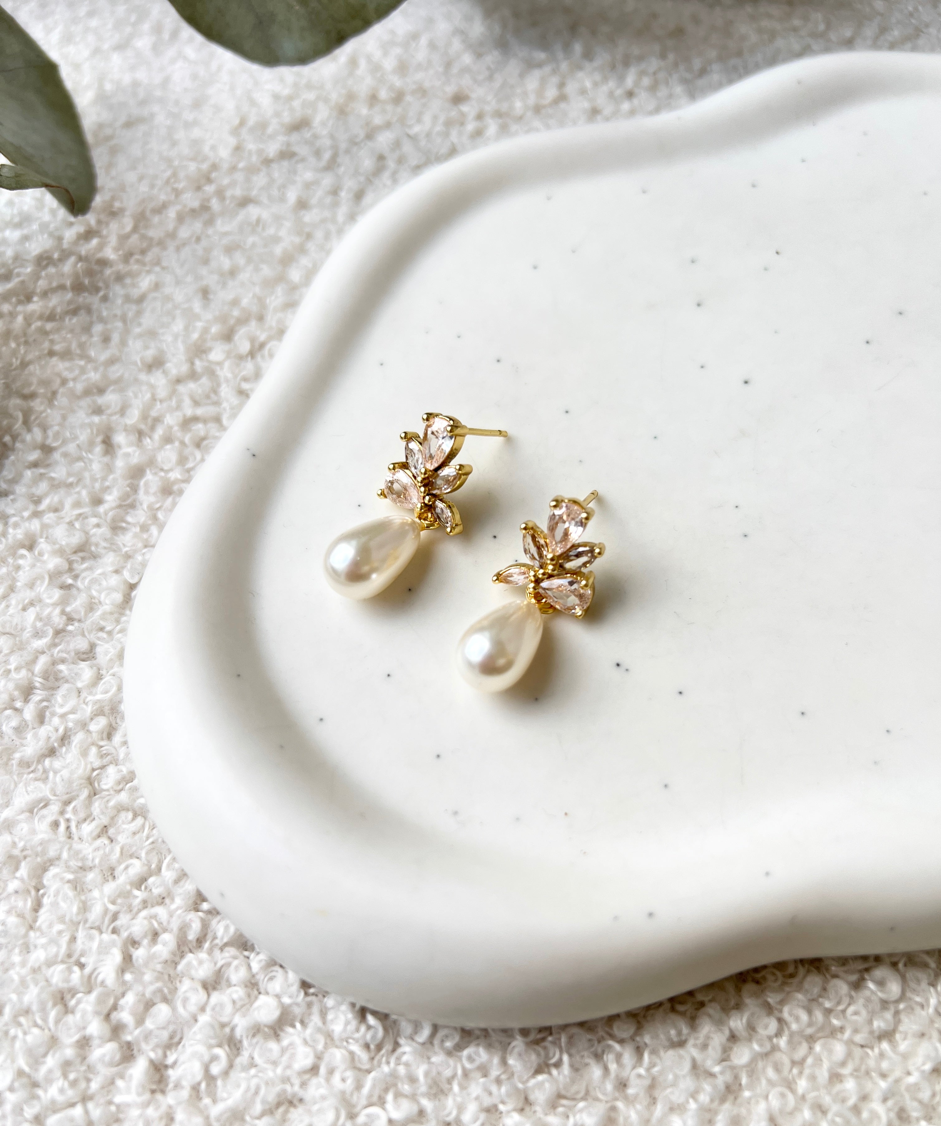 Perlenohrringe, Gold, glänzende Ohrringe, Brautohrringe, funkelnde Ohrstecker, Brautschmuck, Schmuck für die Hochzeit