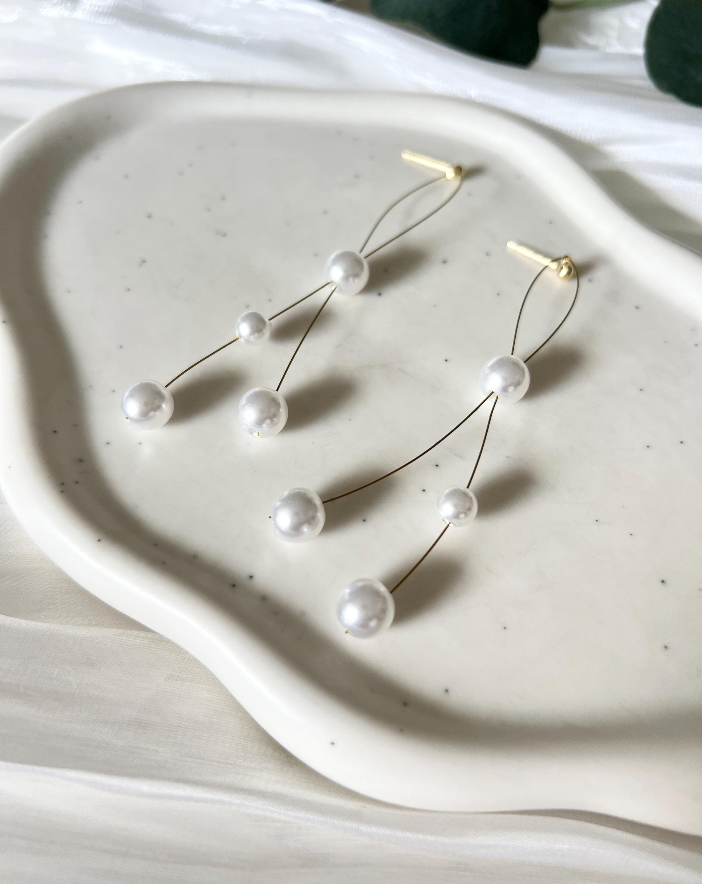 Brautohrringe, Gold, weiße Perlen, Ohrringe, Hängeohrringe, feiner Brautschmuck, moderner Schmuck Standesamt, Perlenschmuck, Perlenohrringe, zarte Hängeohrringe, Schmuckblüte