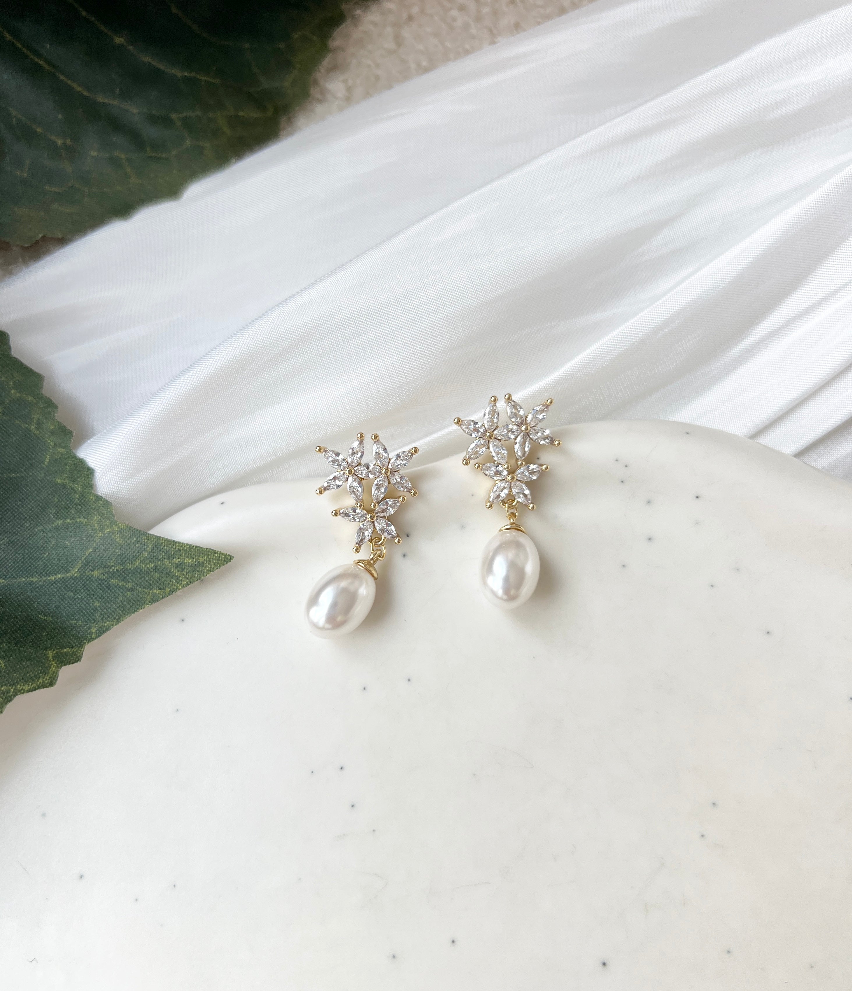 Ohrringe, Braut, funkelnde Ohrstecker in den Varianten Gold oder Silber, Perlenohrringe, Perlenschmuck, Brautohrringe, Brautschmuck, Schmuck Hochzeit, Geschenk für Sie, Brautungfer, Blumen