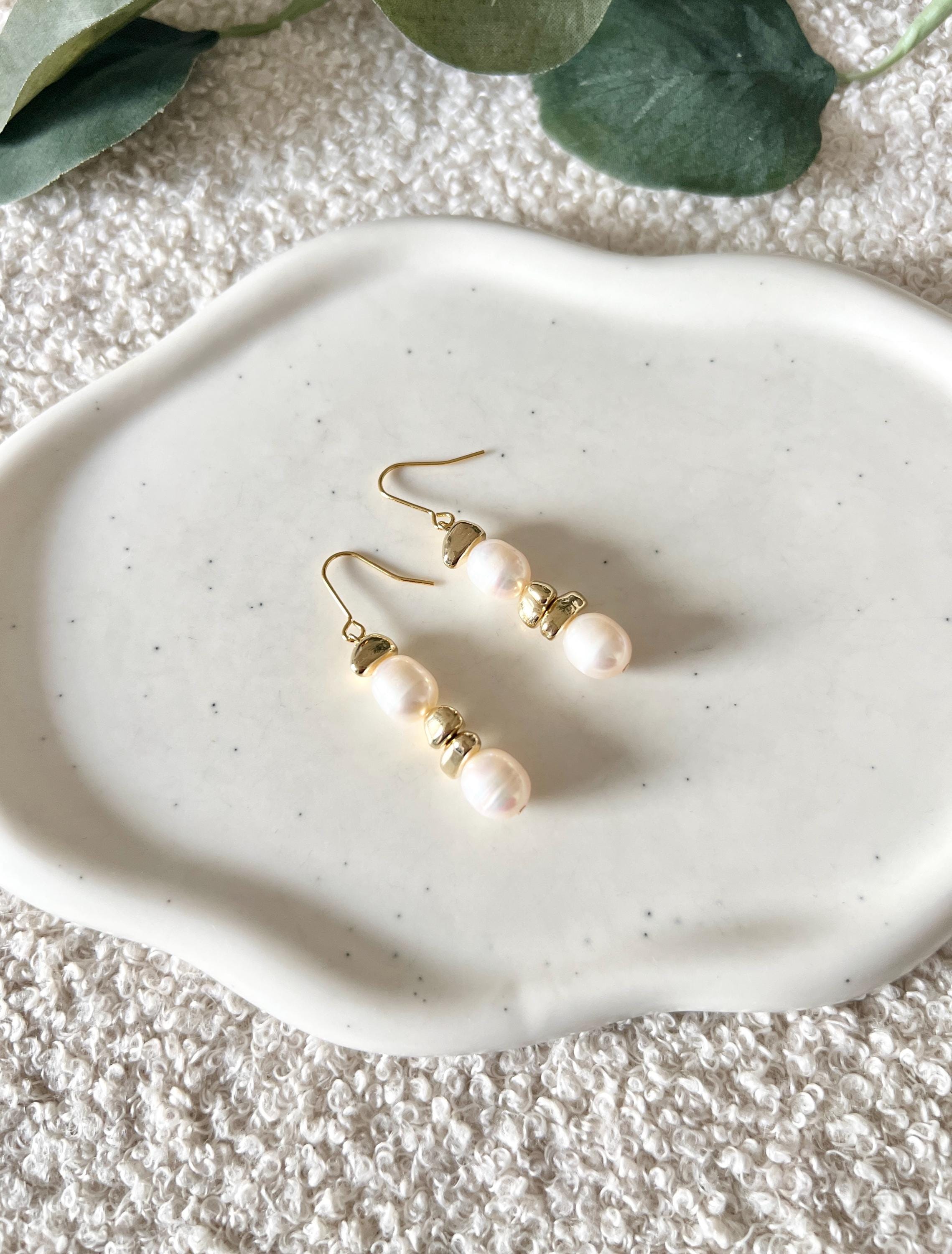 Perlenohrringe, weisse Perlen und goldene Details, Damenohrringe, moderner Alltagsschmuck, Ohrringe fuer den Alltag, feiner Perlenschmuck, Haengeohrringe, Frauenschmuck, Geschenk fuer Sie, Geburtstagsgeschenk, Brautschmuck