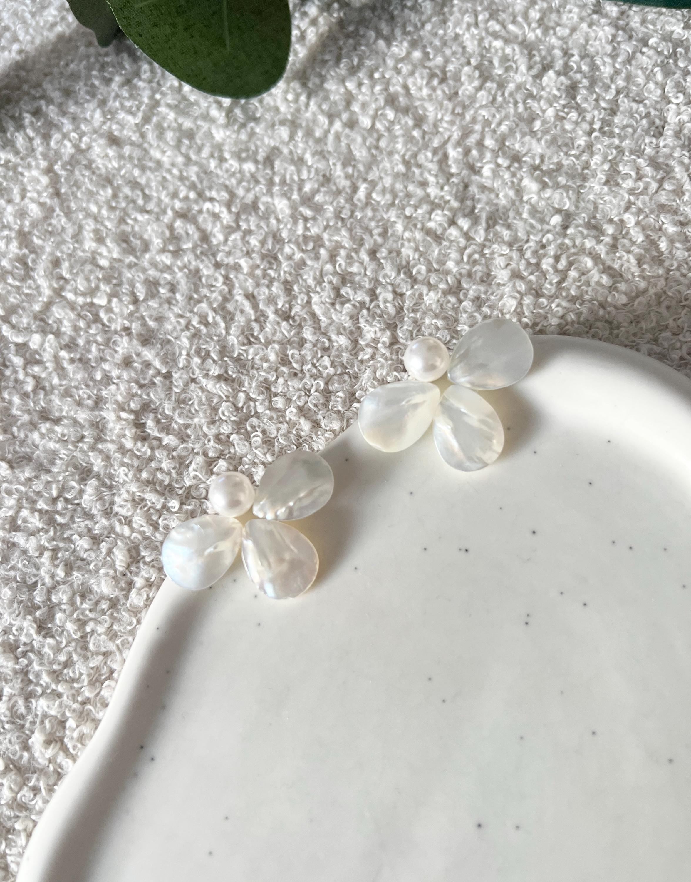 Ohrringe, weisse Ohrstecker, große Brautohrringe, Perlmutt Blätter, feiner Brautschmuck, Schmuck Hochzeit, Blütenohrringe, moderne Ohrstecker, Standesamt, Perlenschmuck, Perlenohrringe, Weddinginspiration